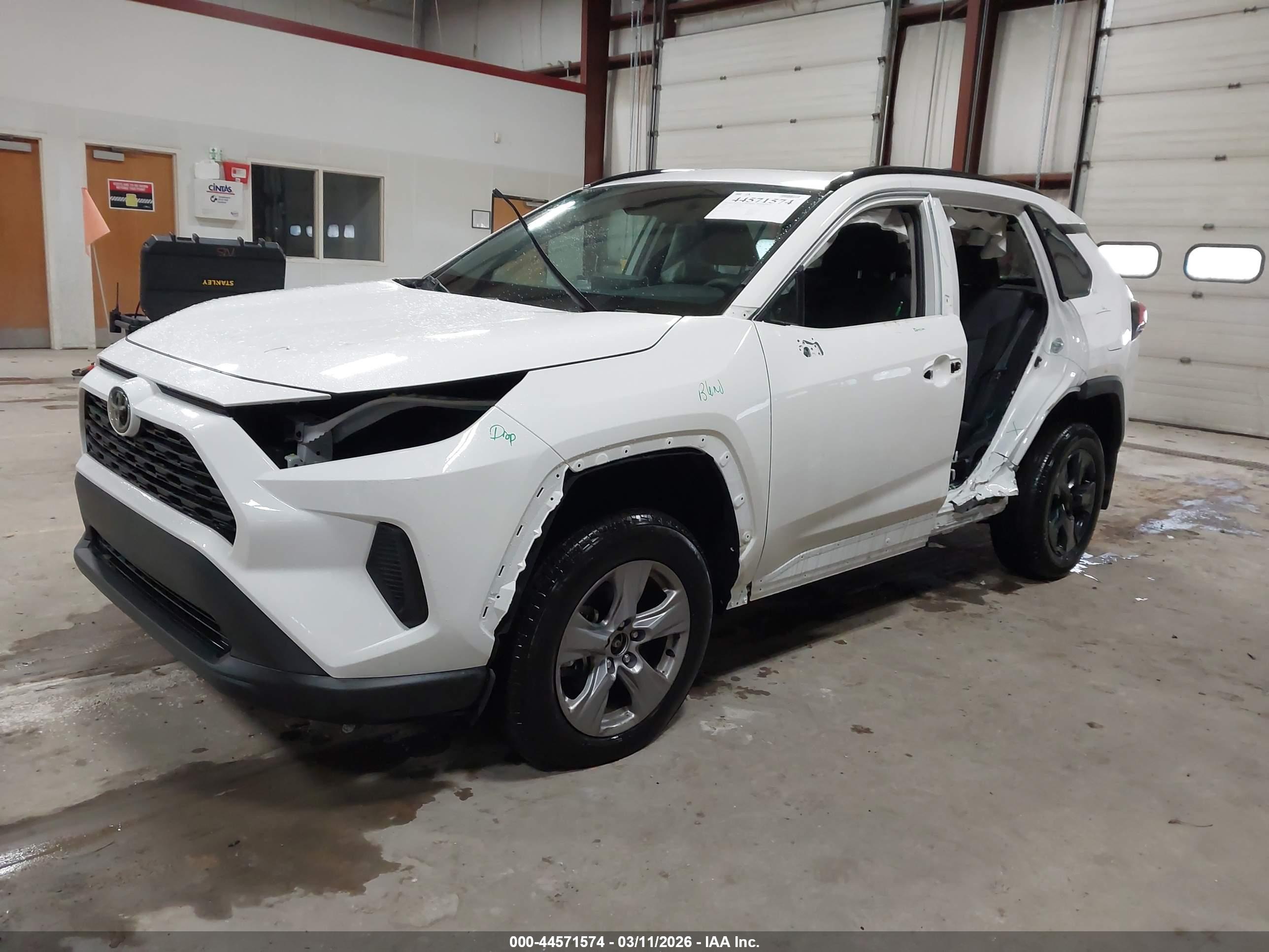 TOYOTA RAV4 image 2
