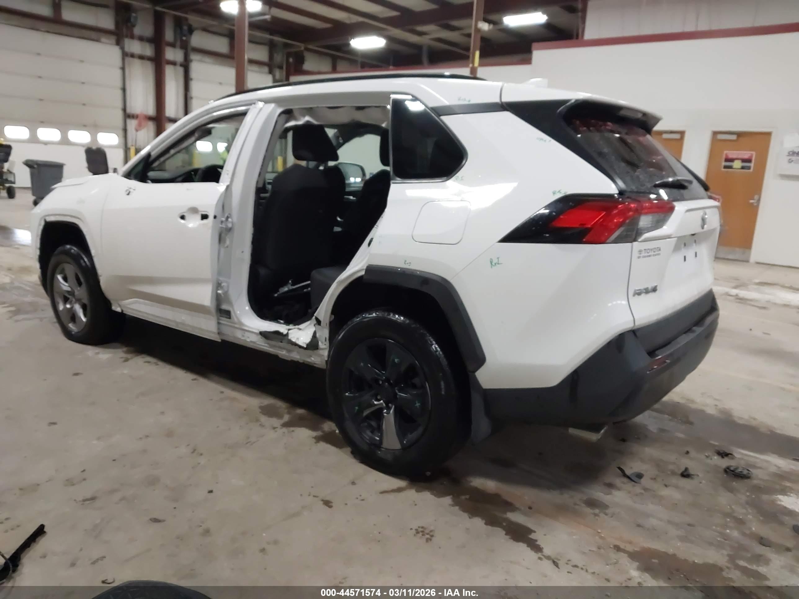 TOYOTA RAV4 image 3