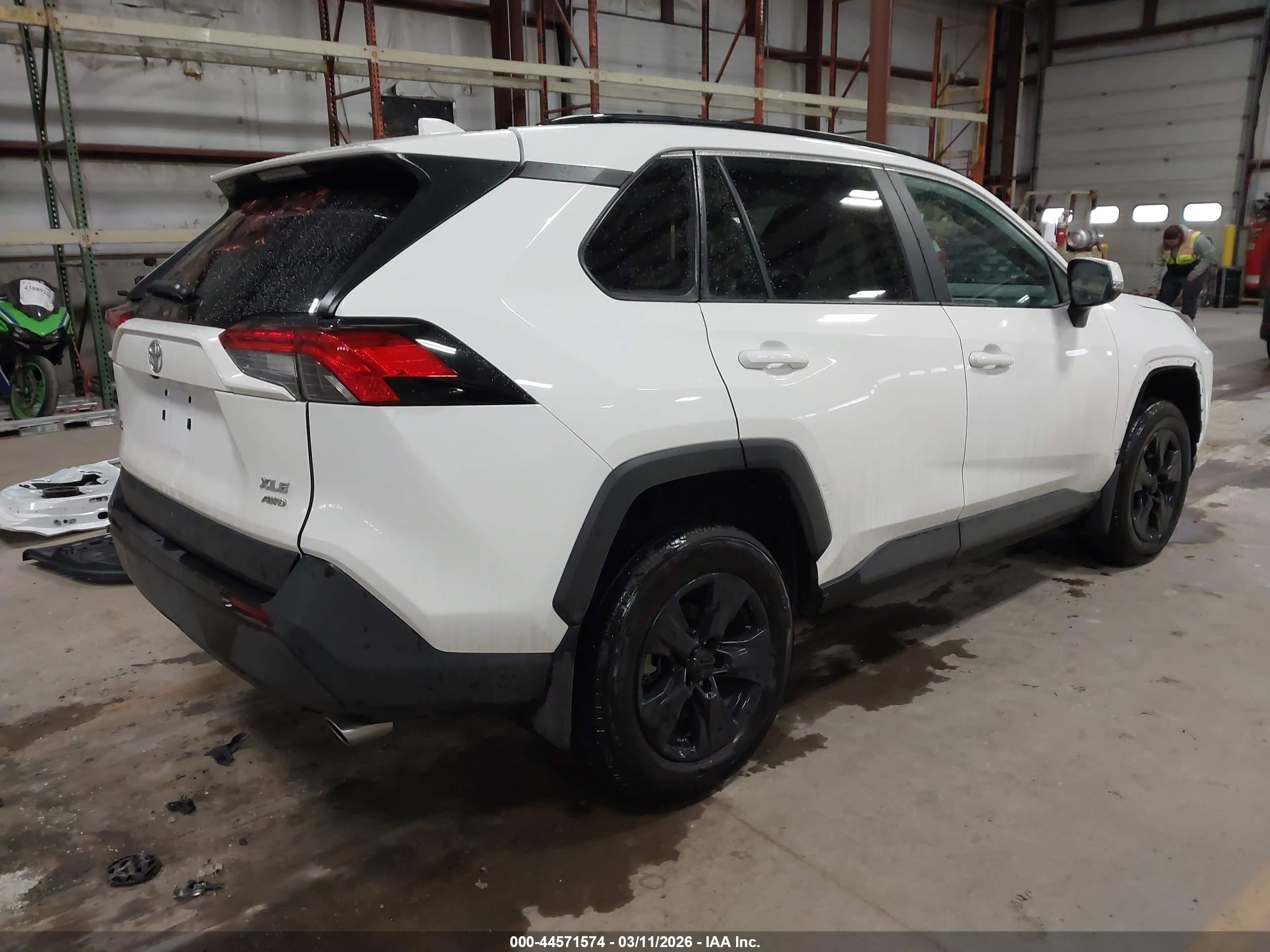 TOYOTA RAV4 image 4