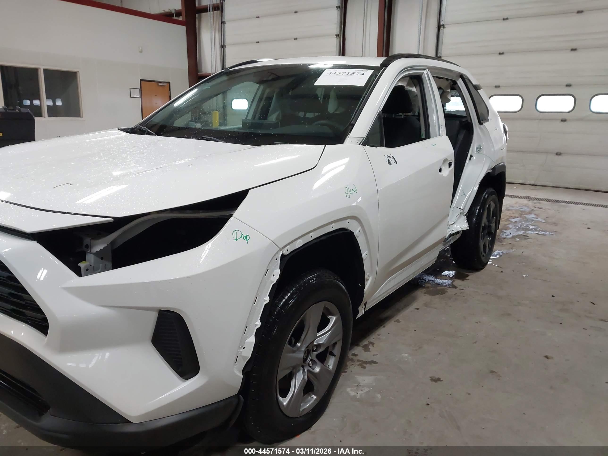 TOYOTA RAV4 image 6
