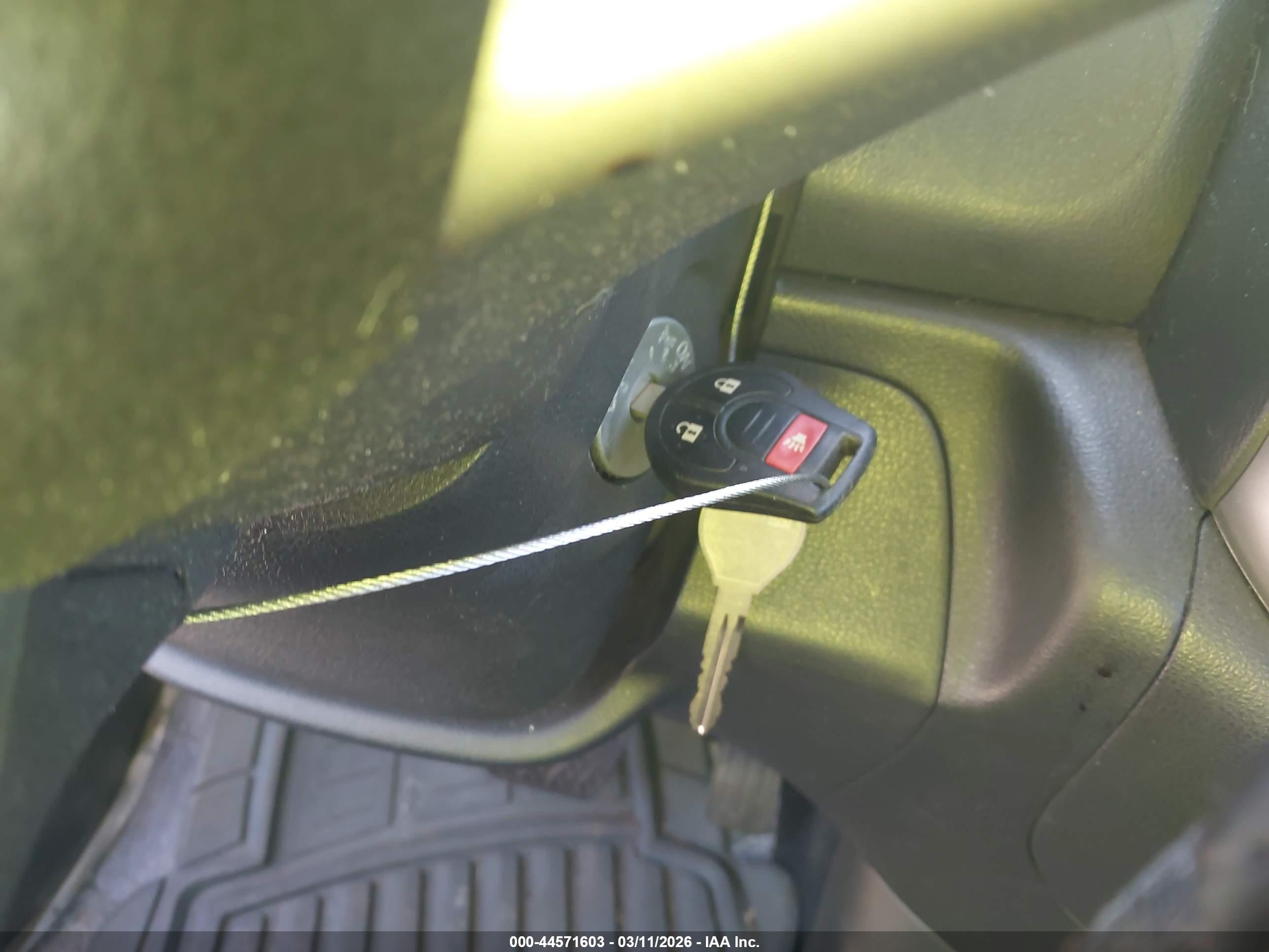 NISSAN VERSA image 11