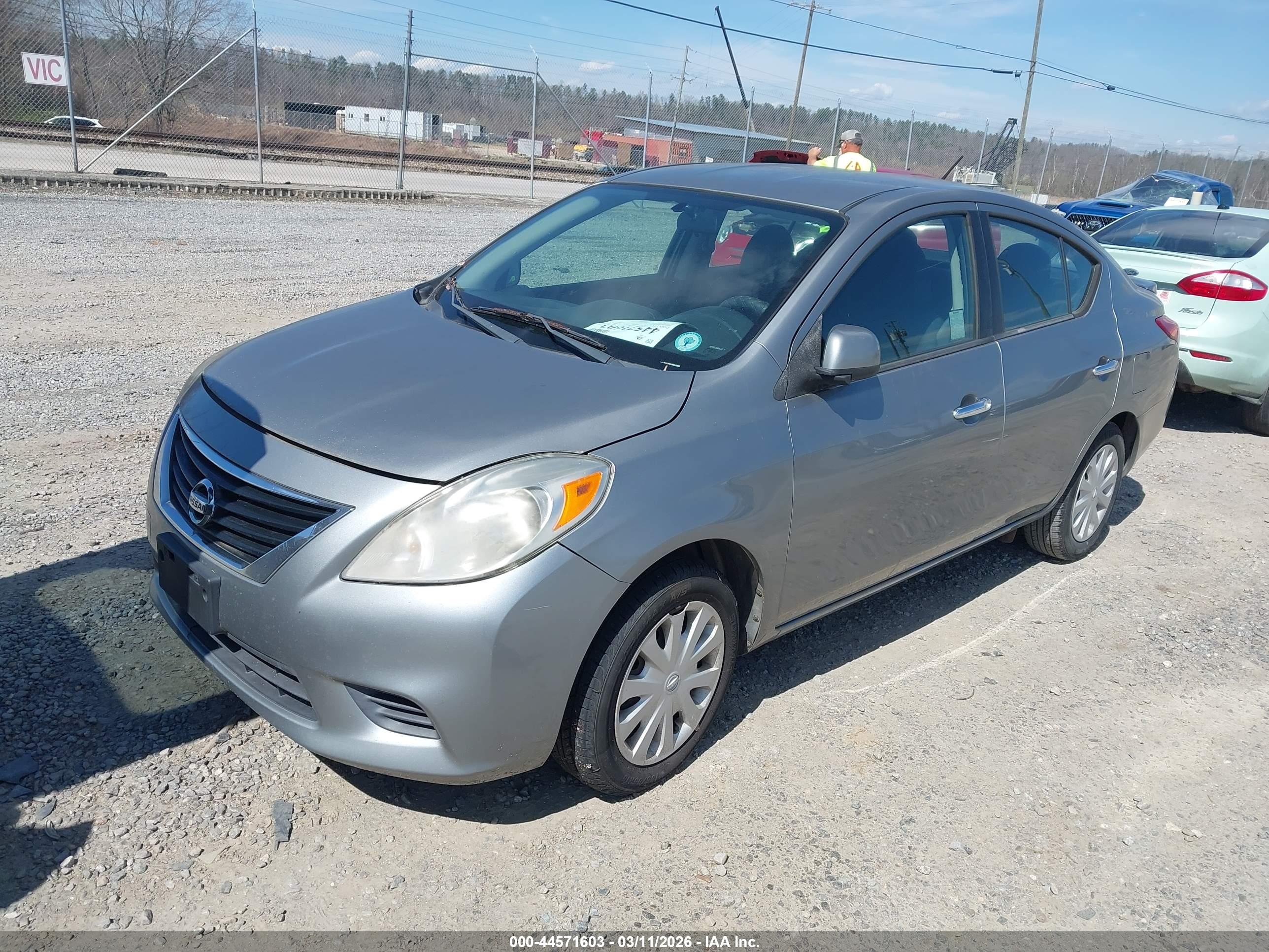 NISSAN VERSA image 2
