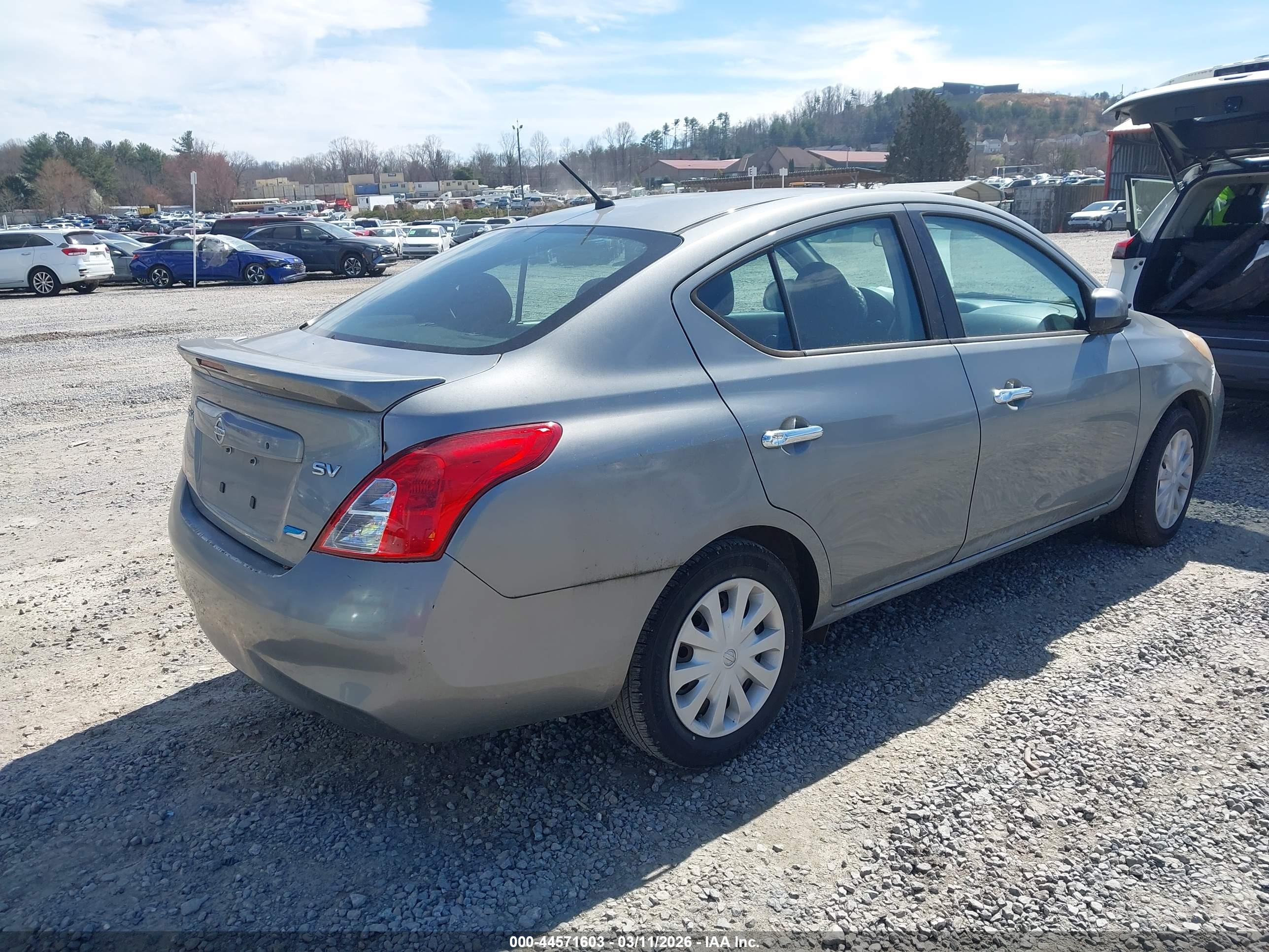 NISSAN VERSA image 4