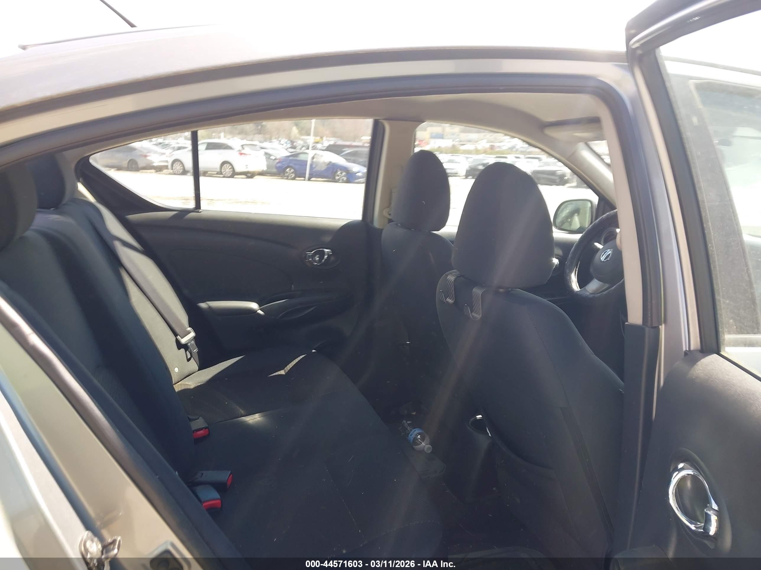 NISSAN VERSA image 8