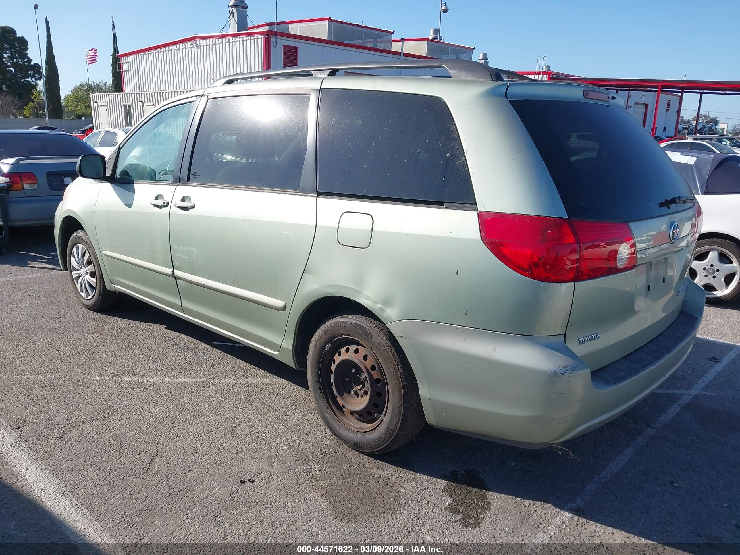 TOYOTA SIENNA image 3