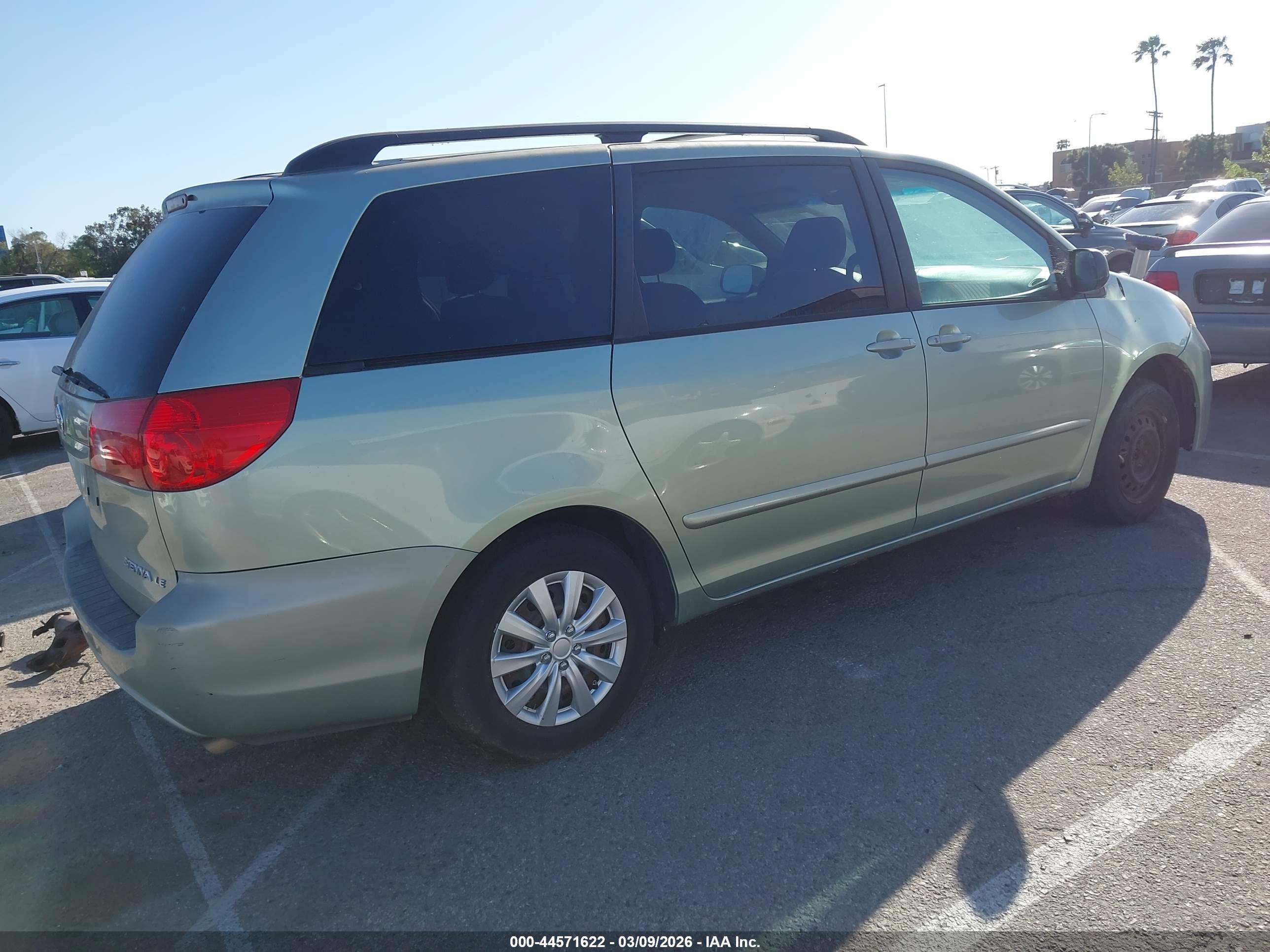 TOYOTA SIENNA image 4