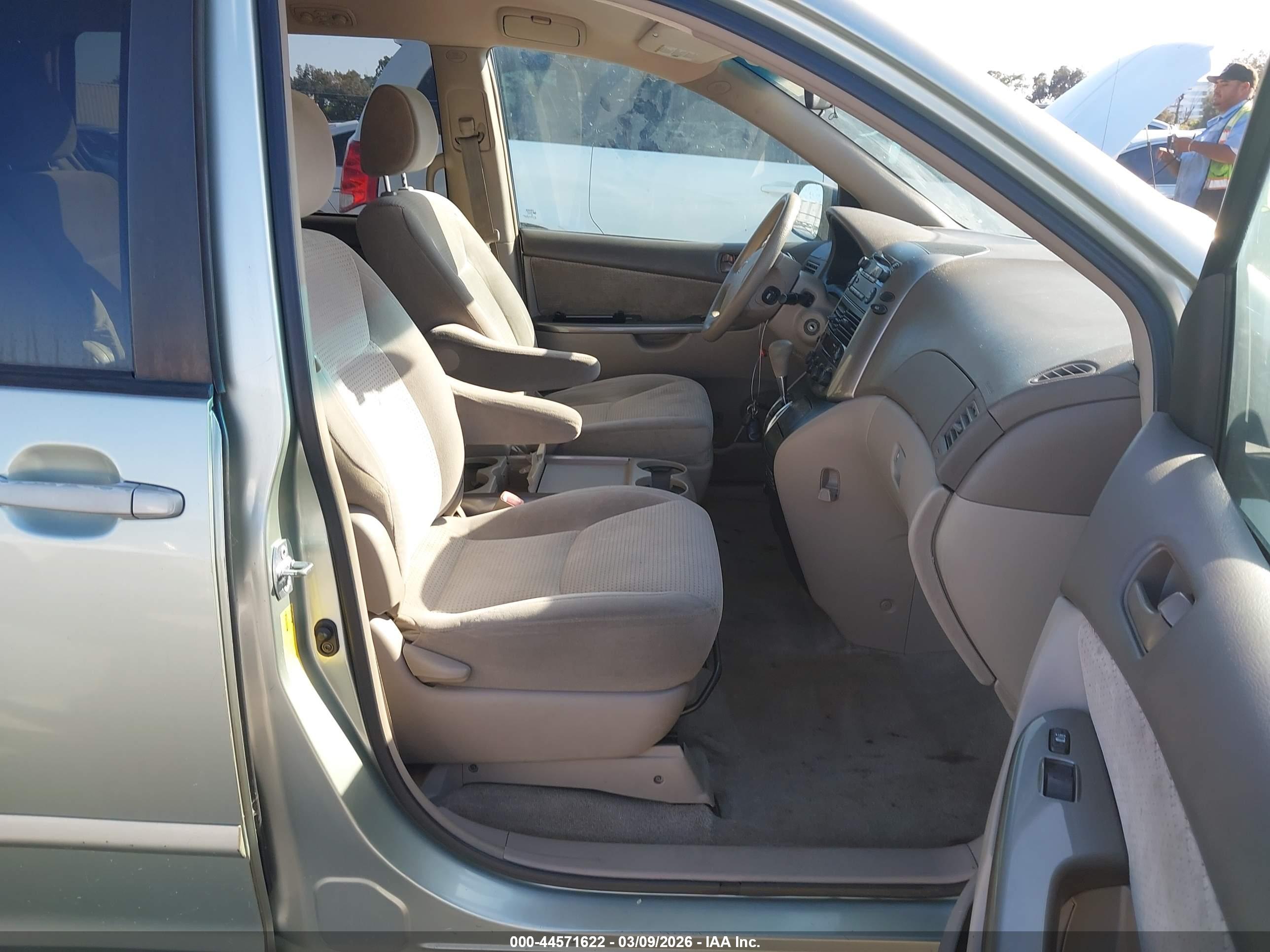 TOYOTA SIENNA image 5