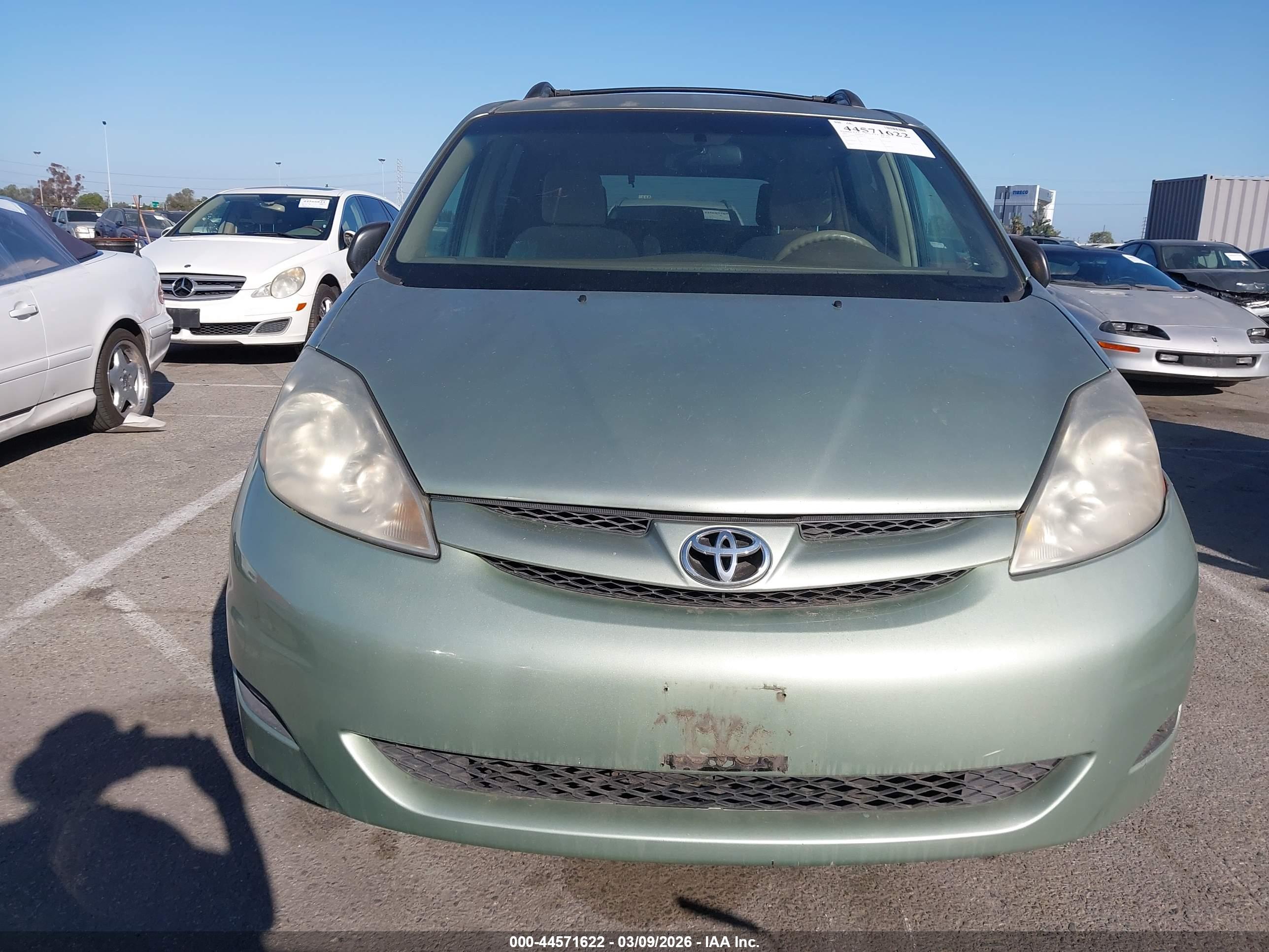 TOYOTA SIENNA image 6