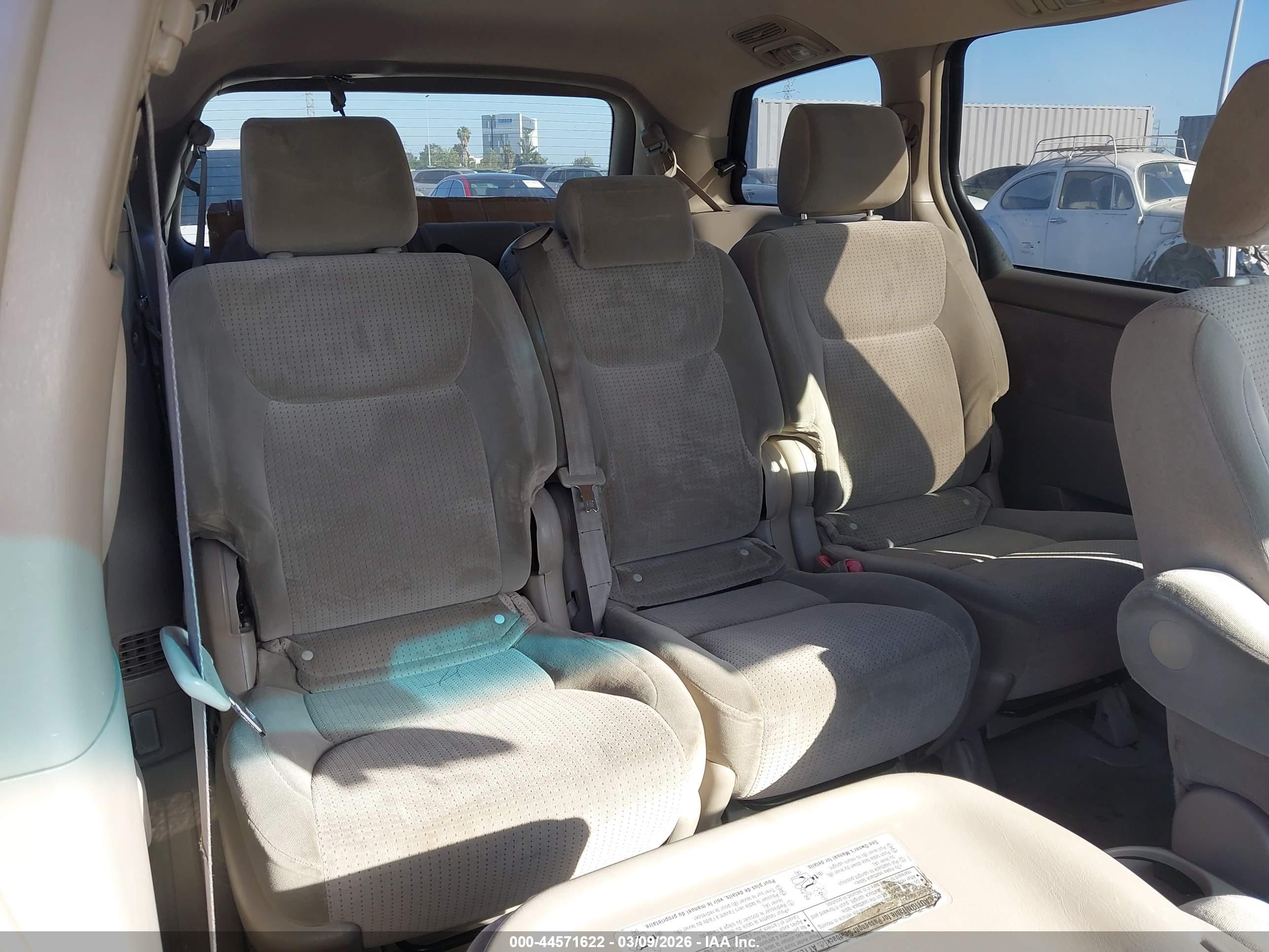 TOYOTA SIENNA image 8