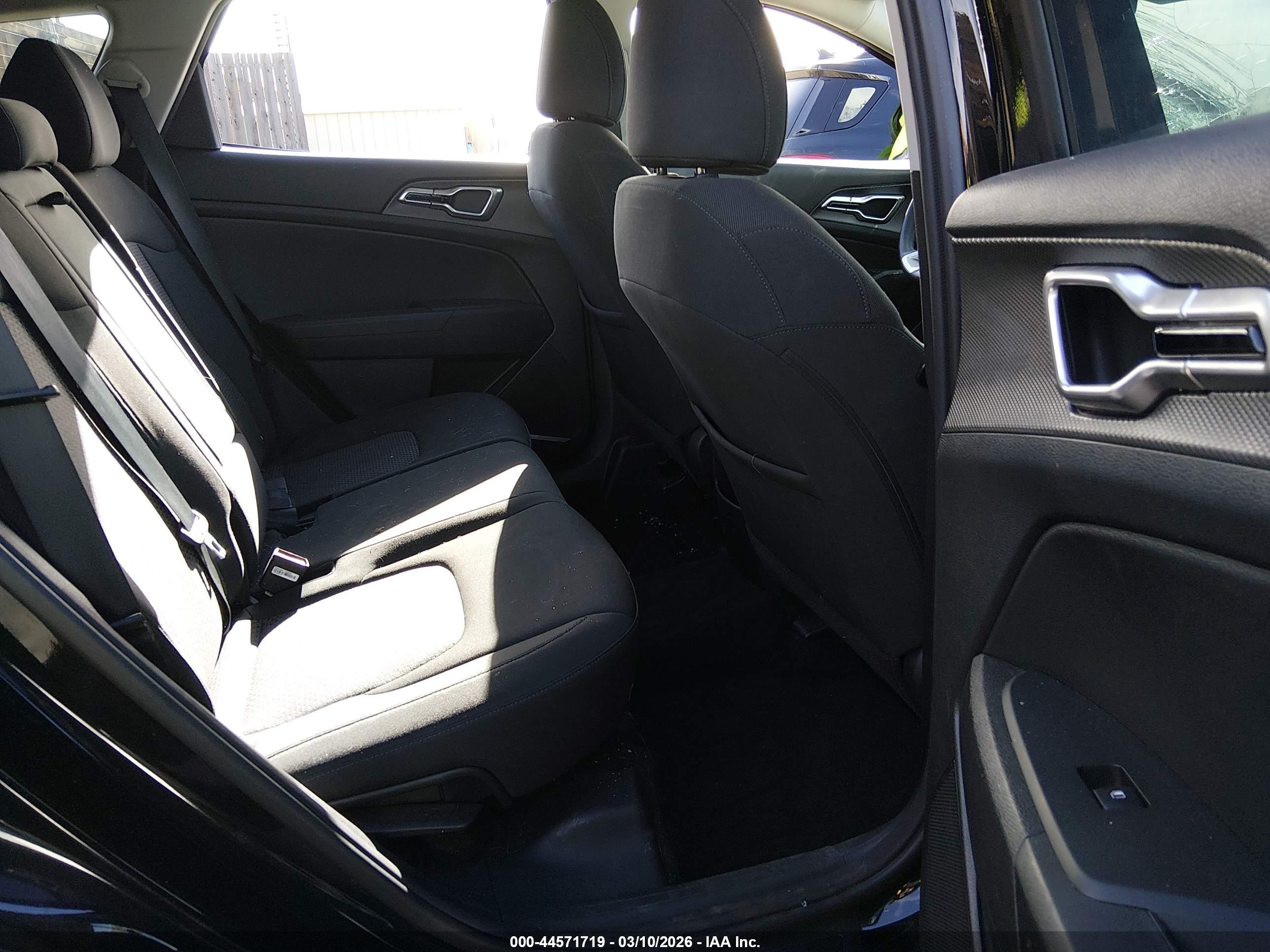 KIA SPORTAGE image 8
