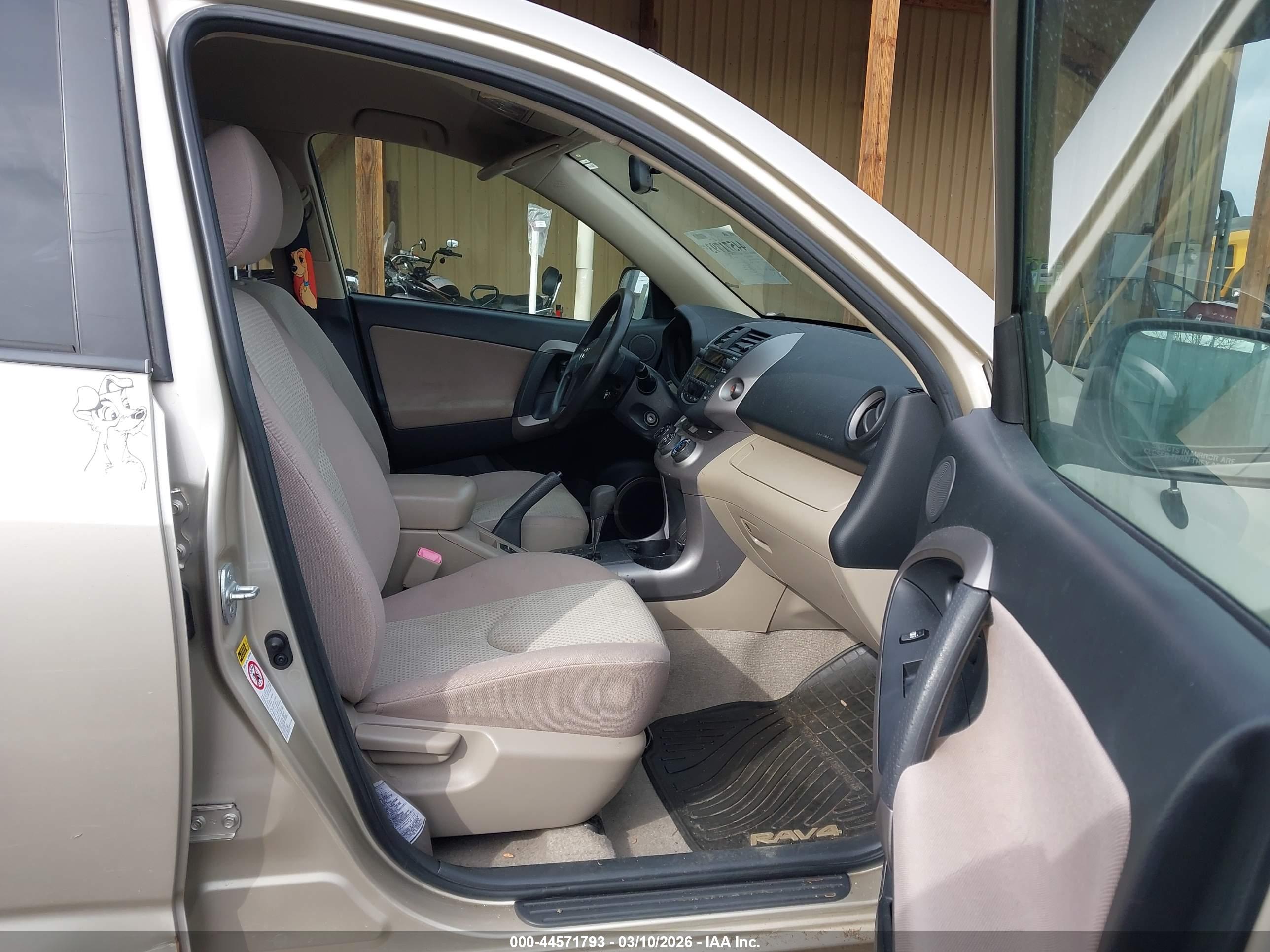 TOYOTA RAV4 image 5