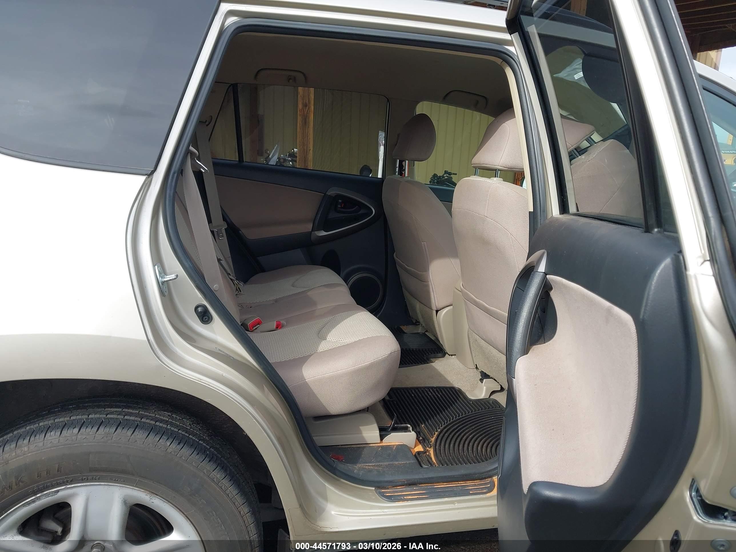 TOYOTA RAV4 image 8