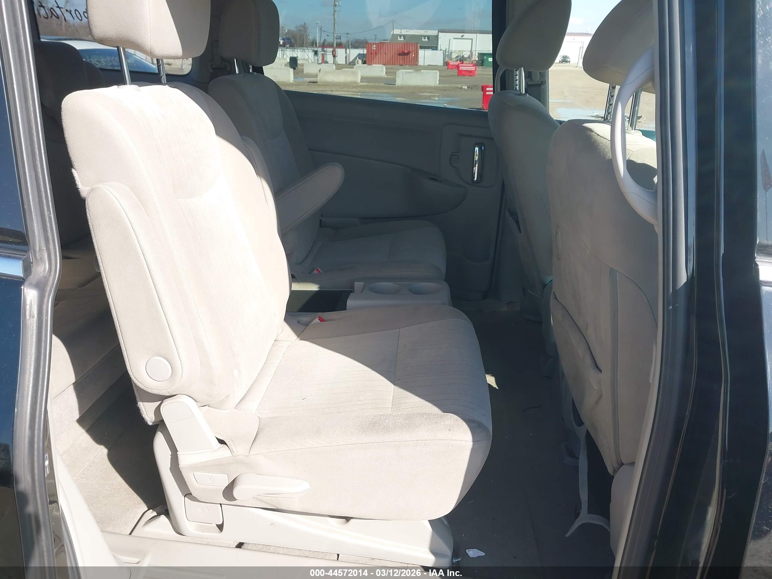 NISSAN QUEST image 8