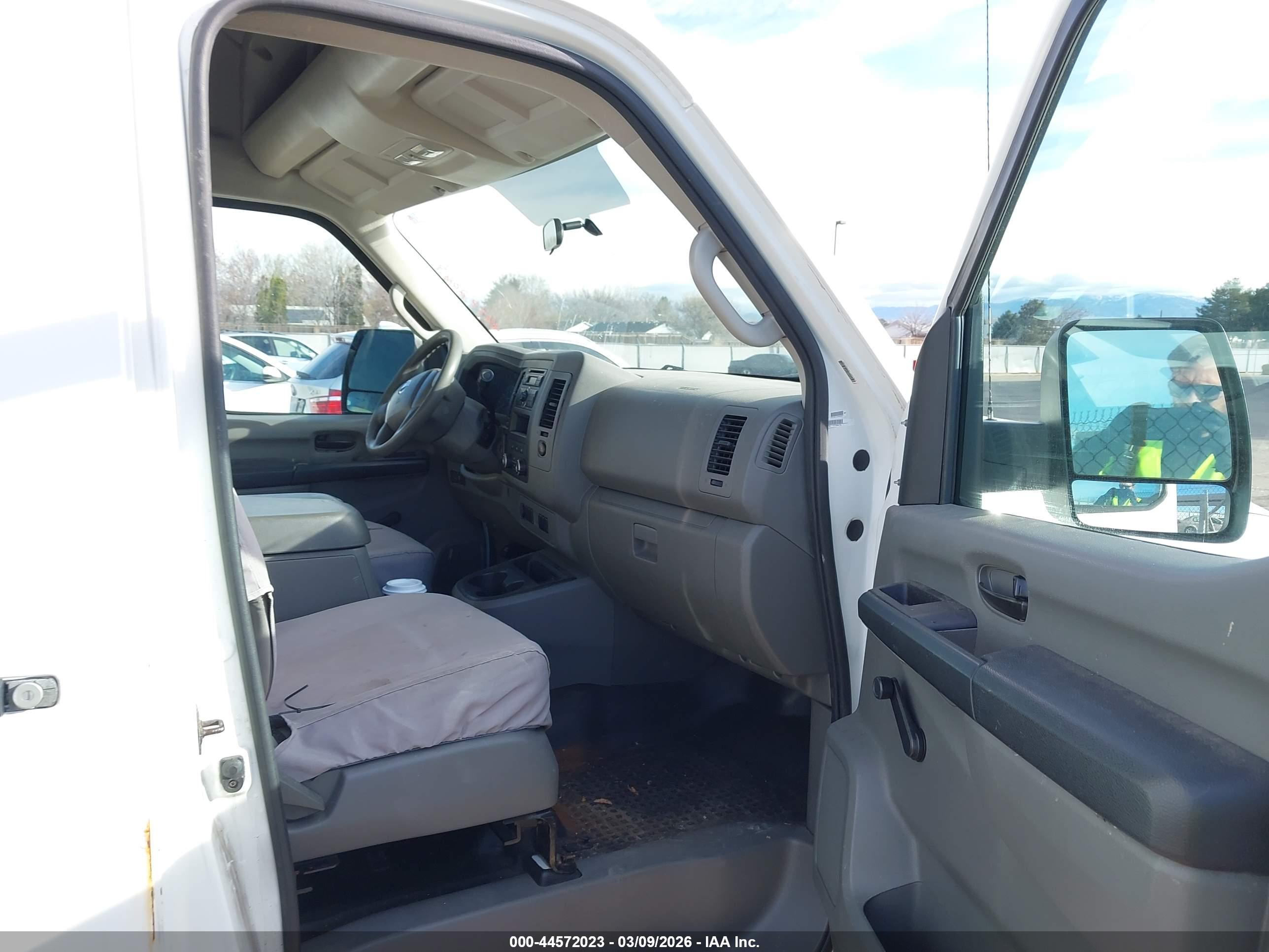 NISSAN NV image 5