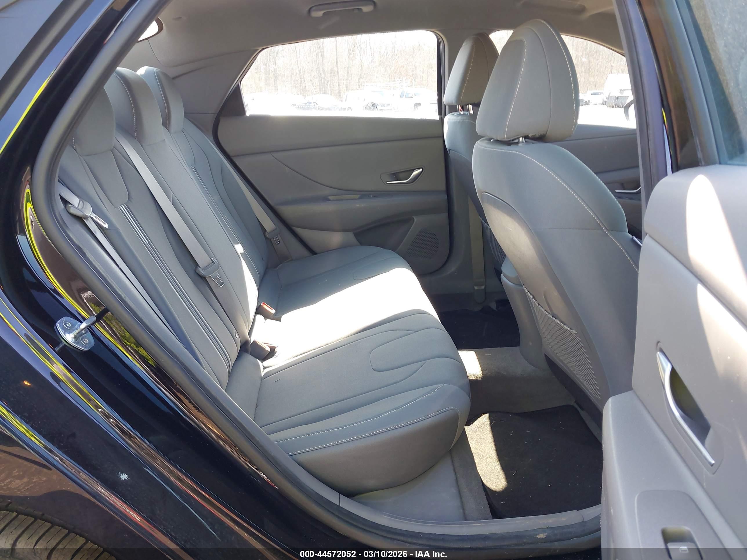 HYUNDAI ELANTRA image 8