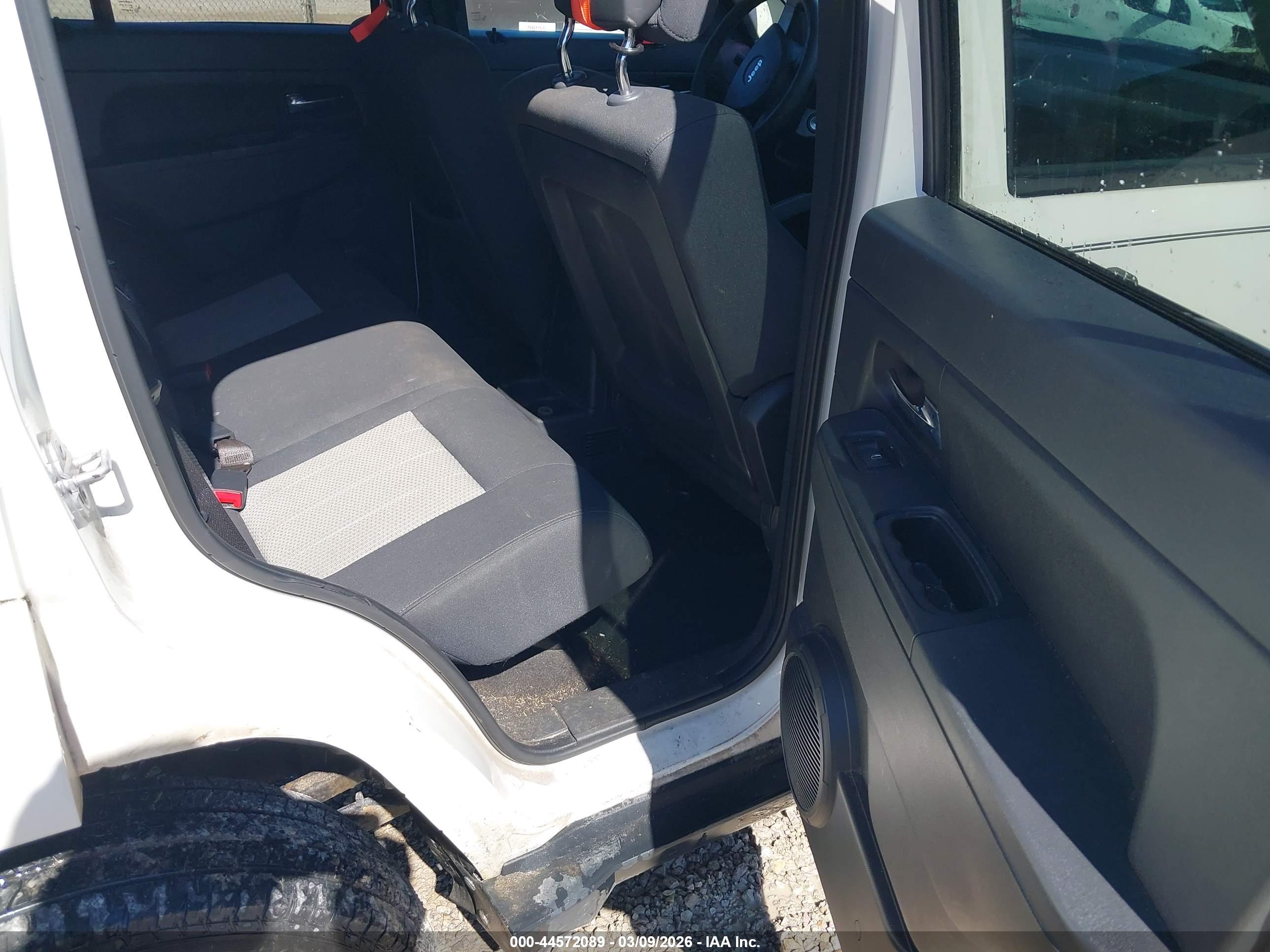 JEEP LIBERTY image 8