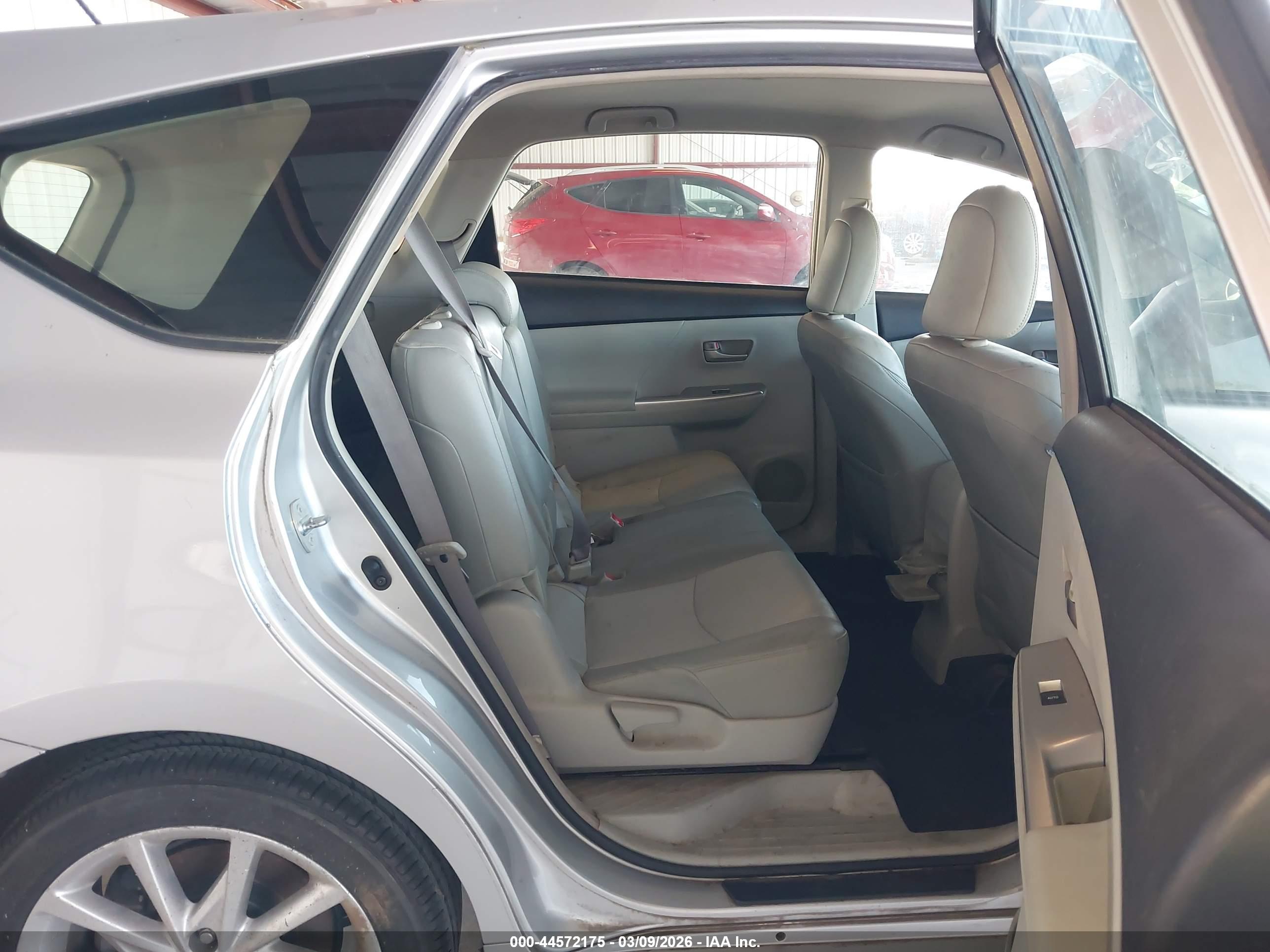 TOYOTA PRIUS image 8