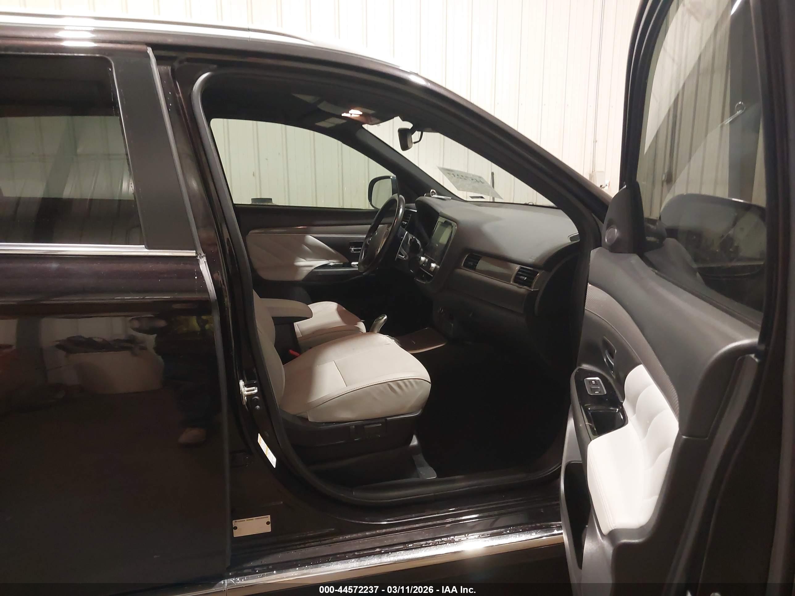 MITSUBISHI OUTLANDER image 5