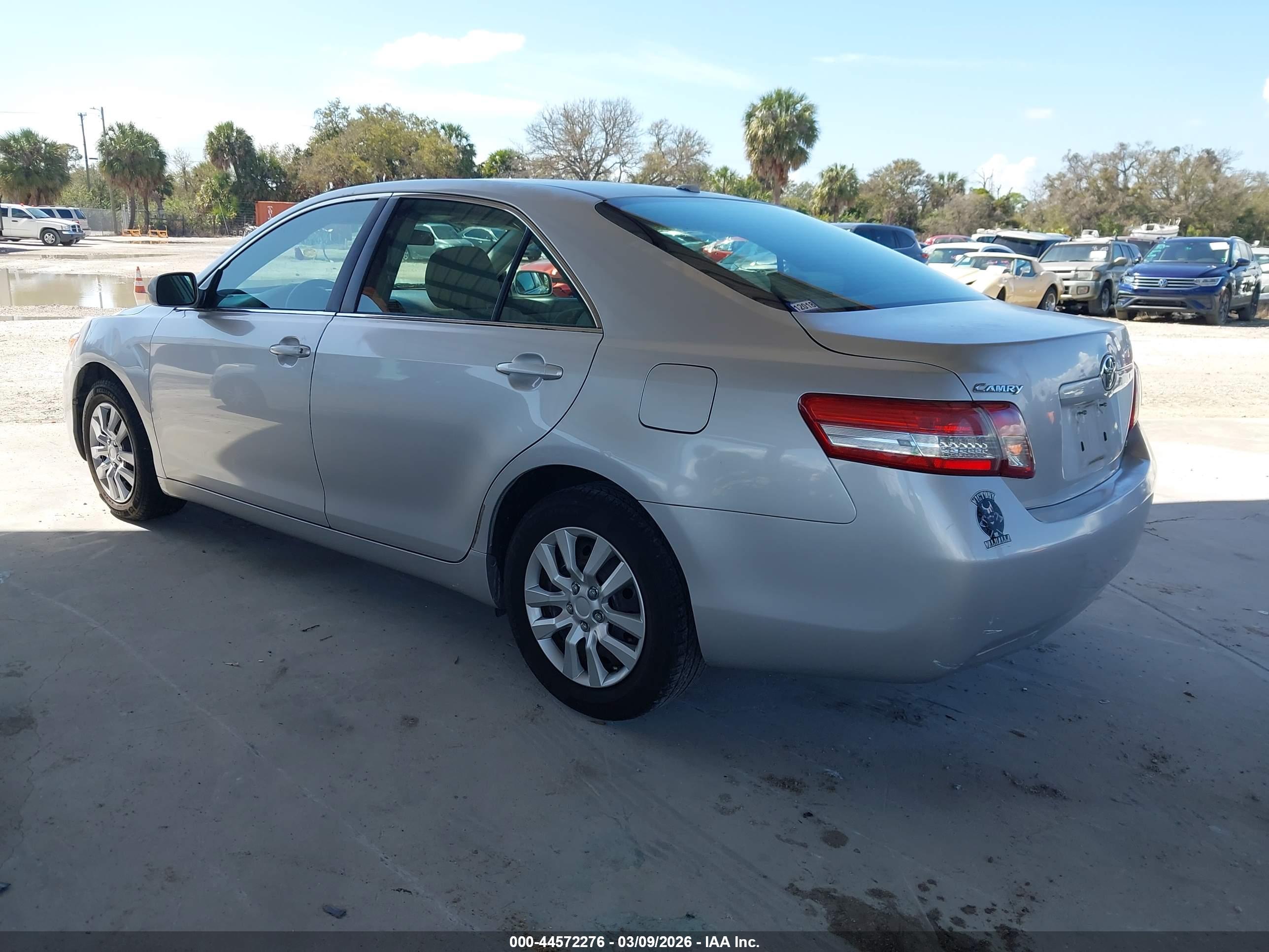 TOYOTA CAMRY image 3