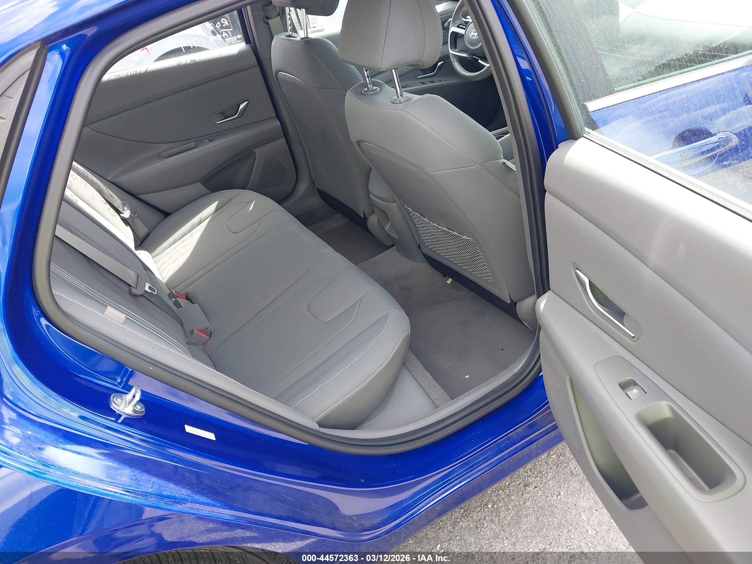 HYUNDAI ELANTRA image 8