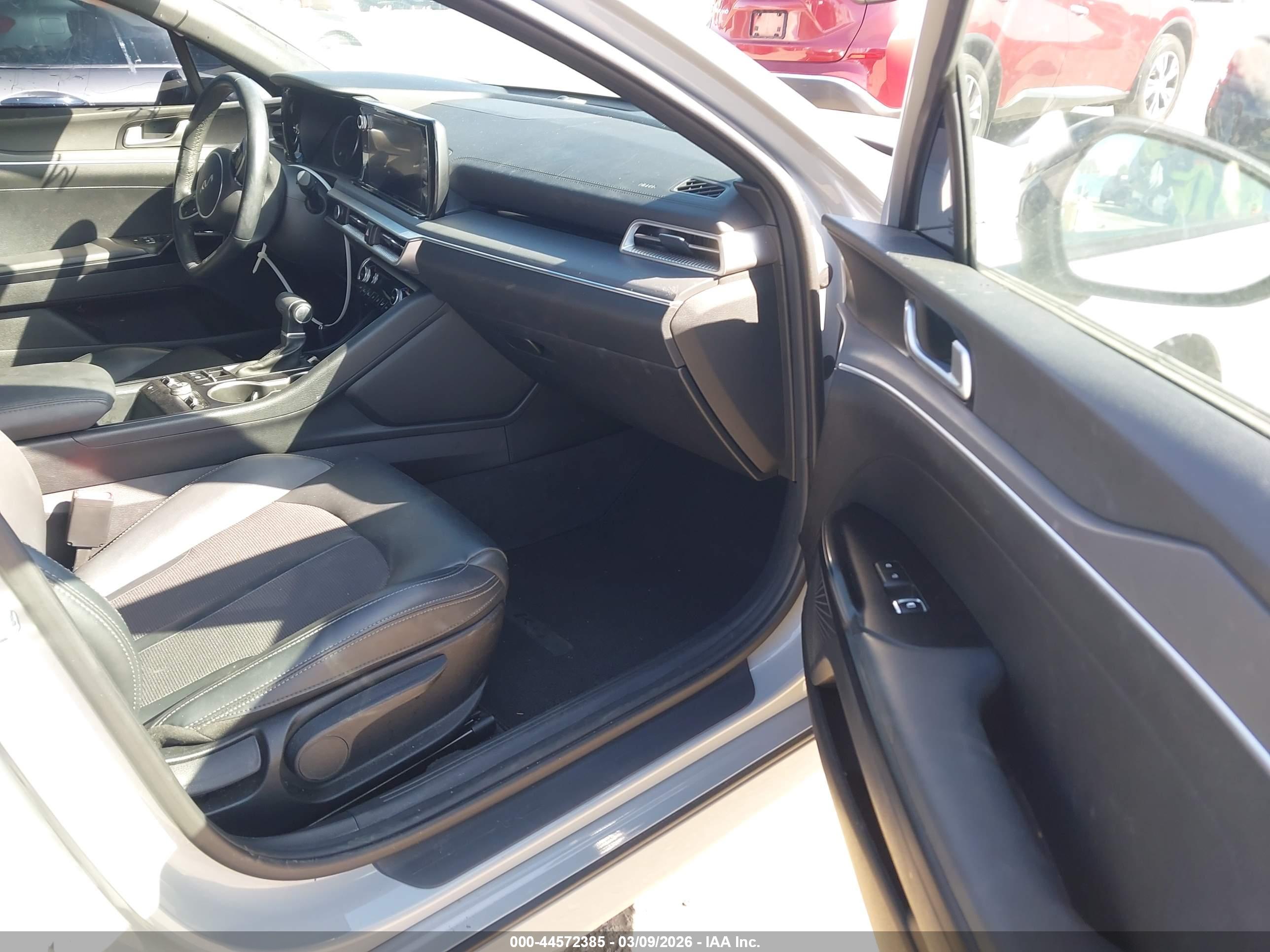 KIA K5 image 5