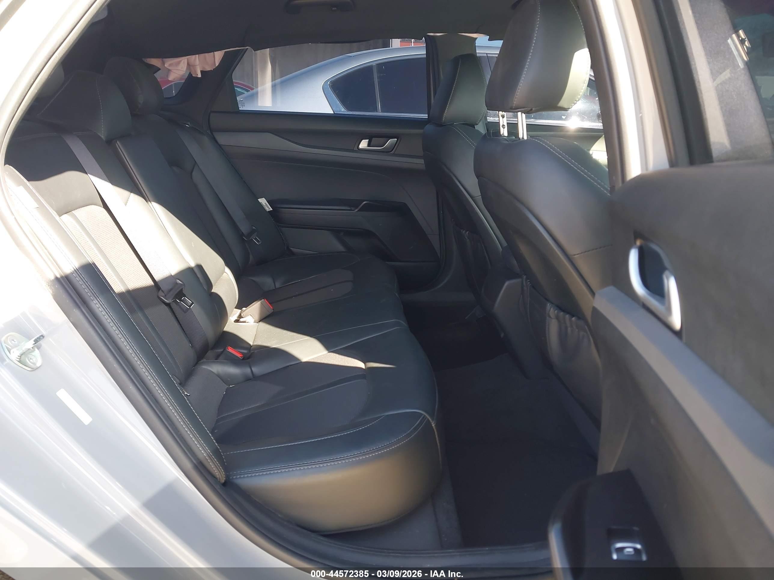KIA K5 image 8