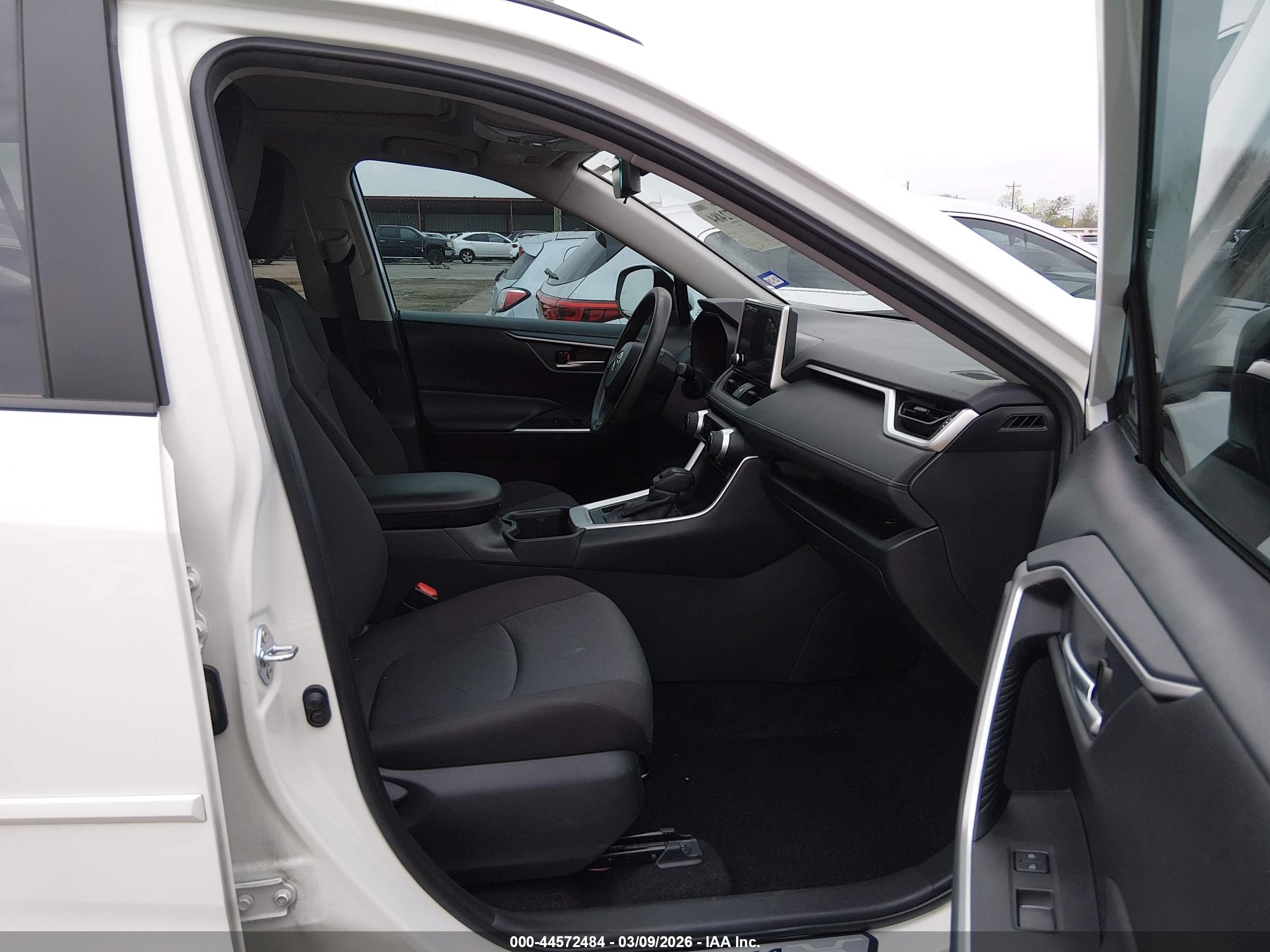 TOYOTA RAV4 image 5