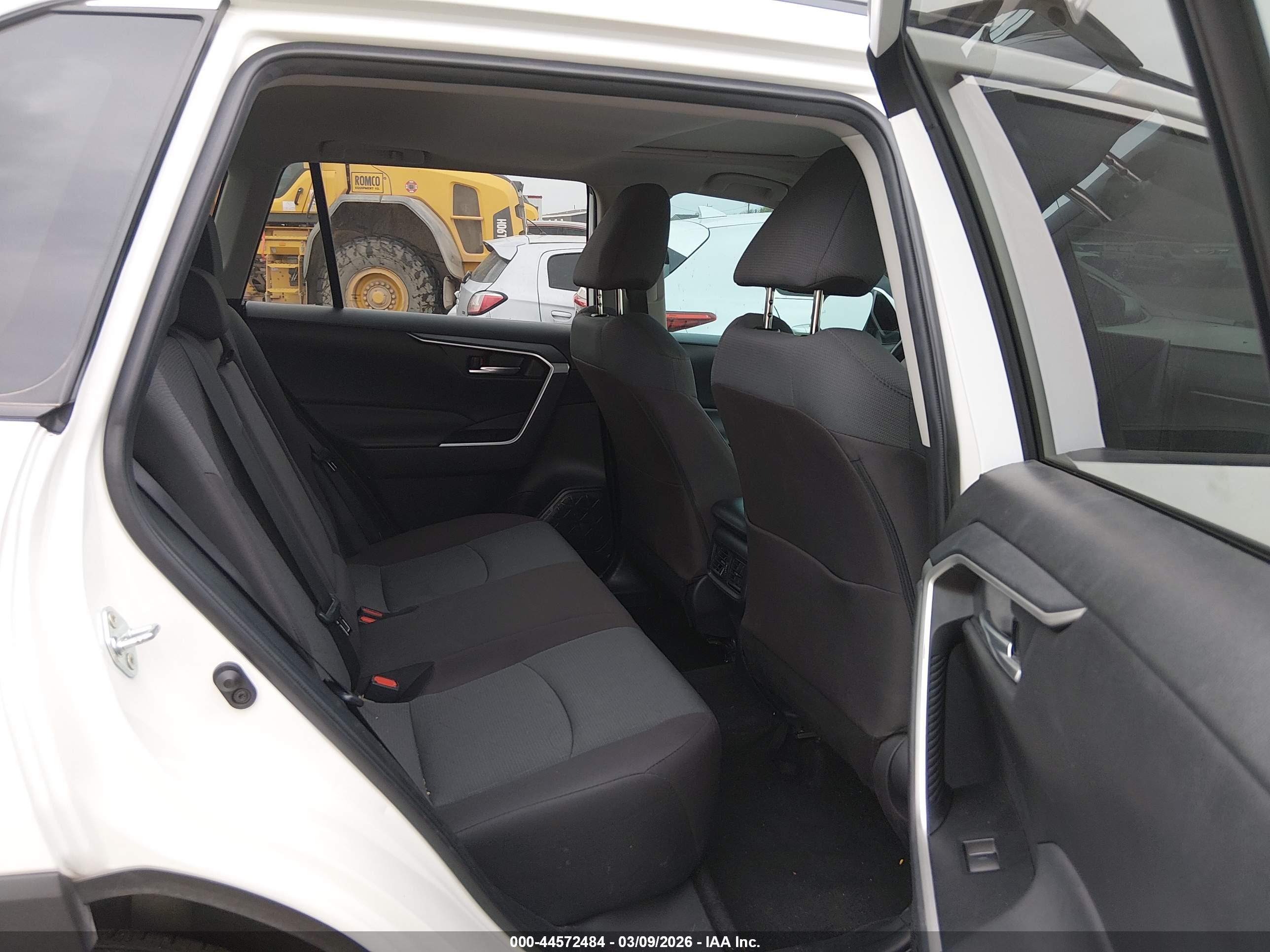 TOYOTA RAV4 image 8