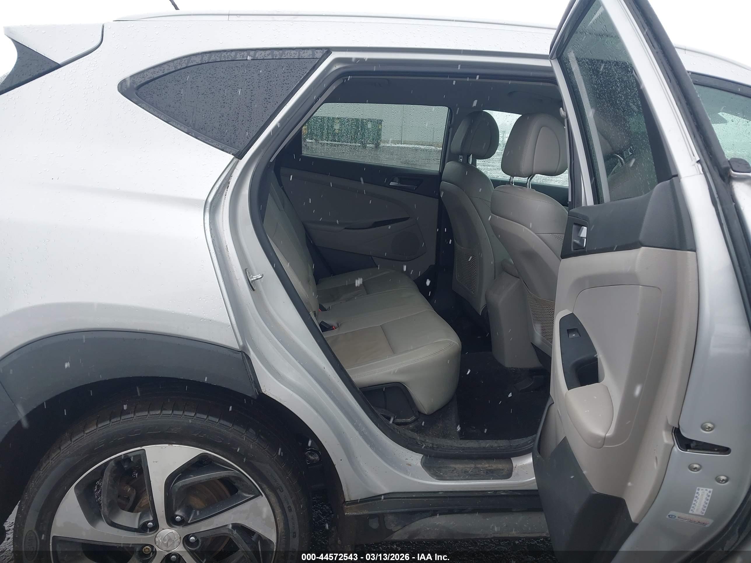 HYUNDAI TUCSON image 8