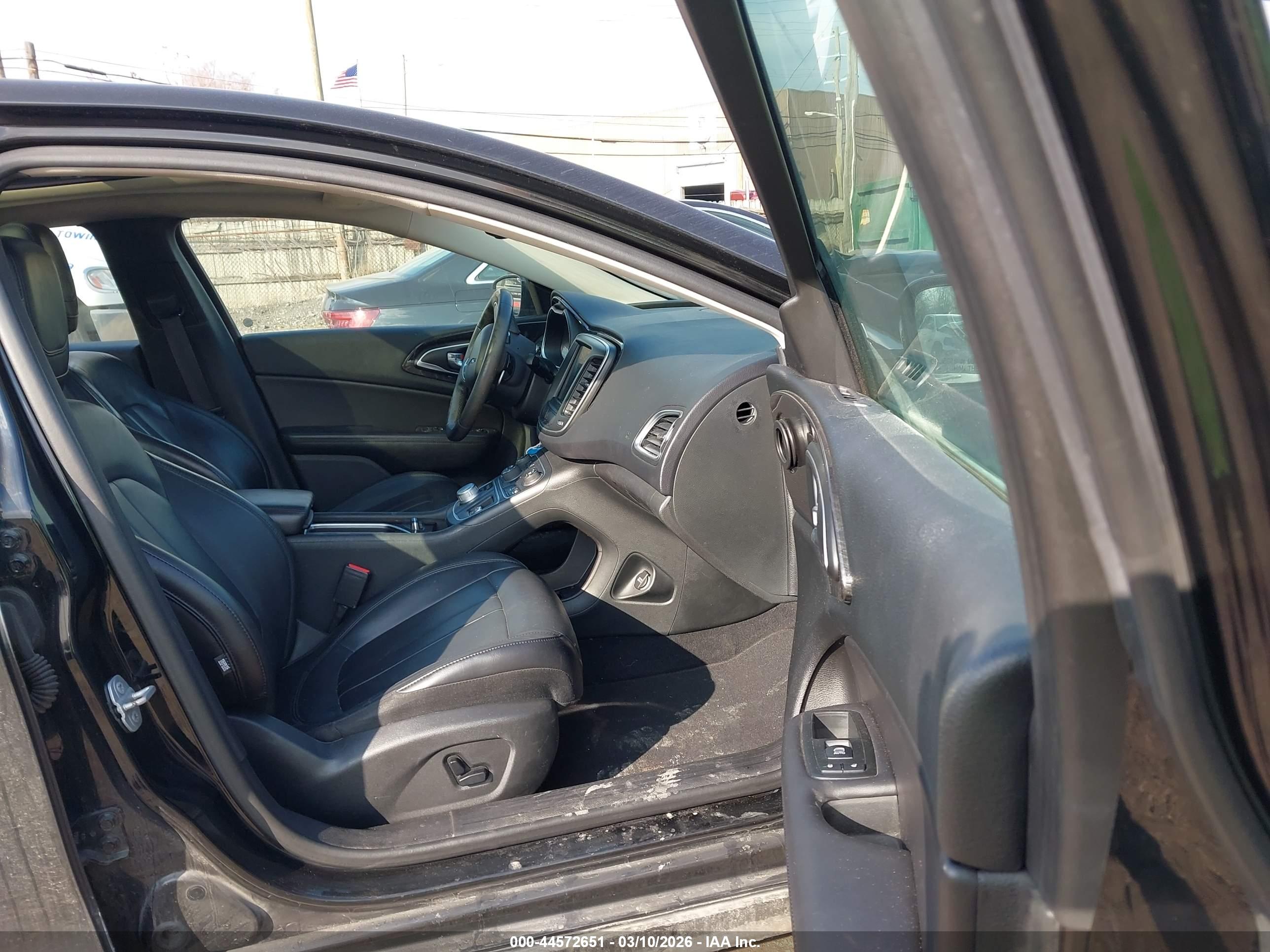 CHRYSLER 200 image 5