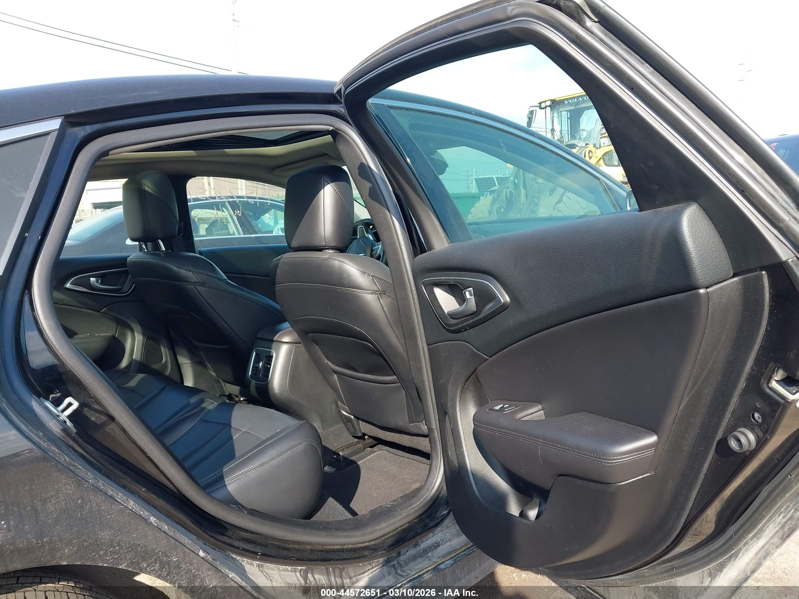 CHRYSLER 200 image 8