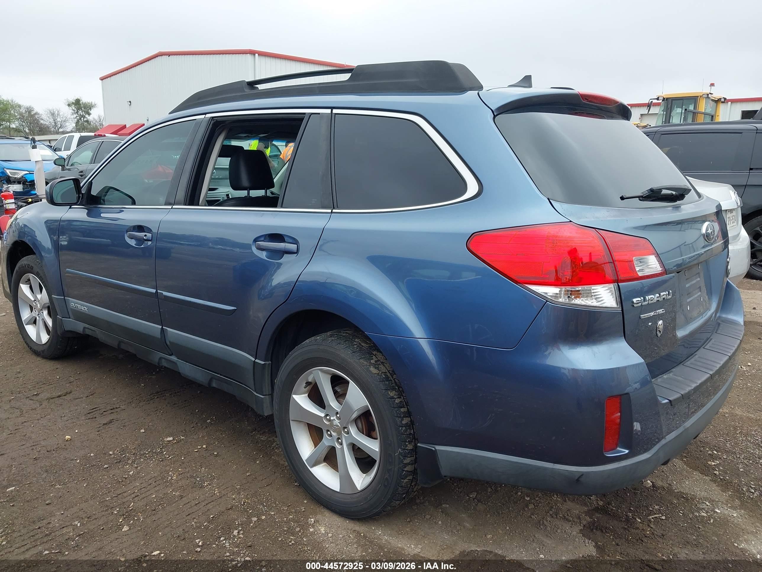 SUBARU OUTBACK image 3