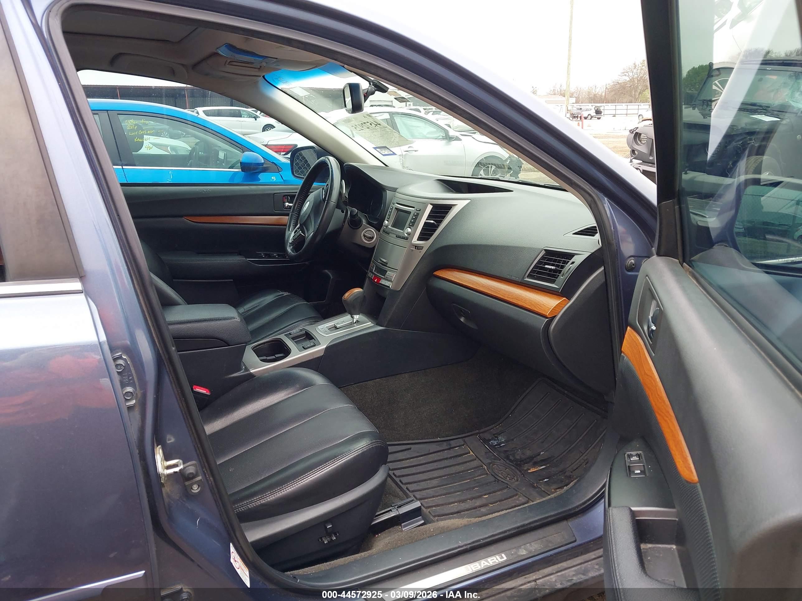 SUBARU OUTBACK image 5