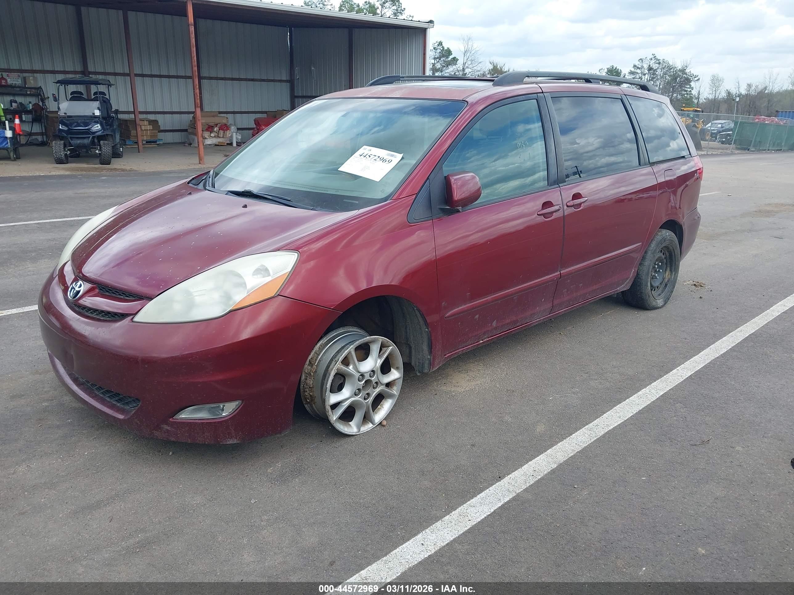 TOYOTA SIENNA image 2