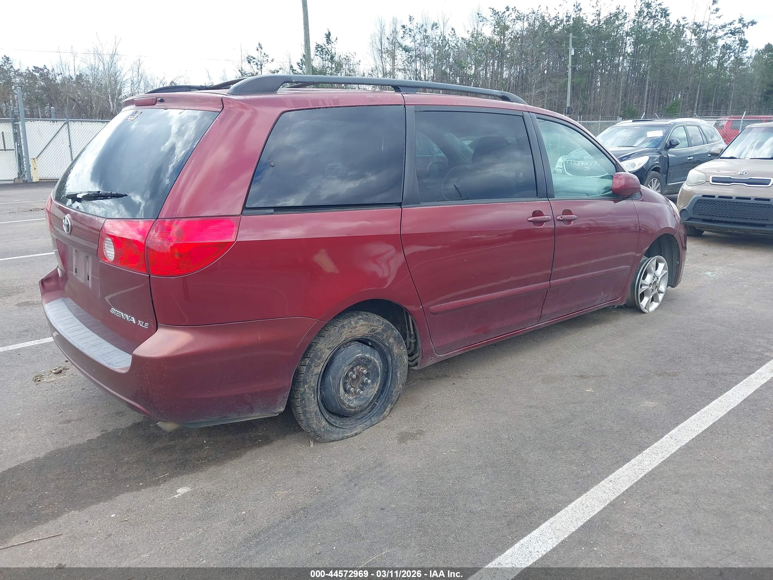 TOYOTA SIENNA image 4