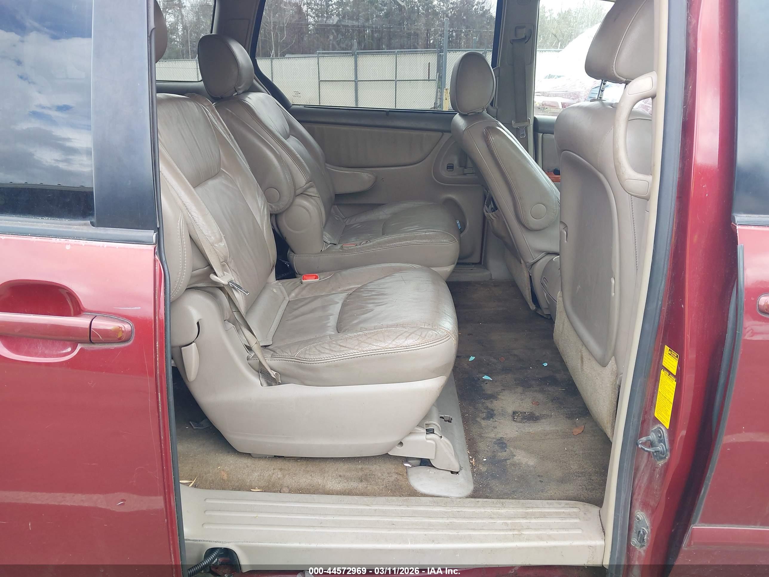 TOYOTA SIENNA image 8