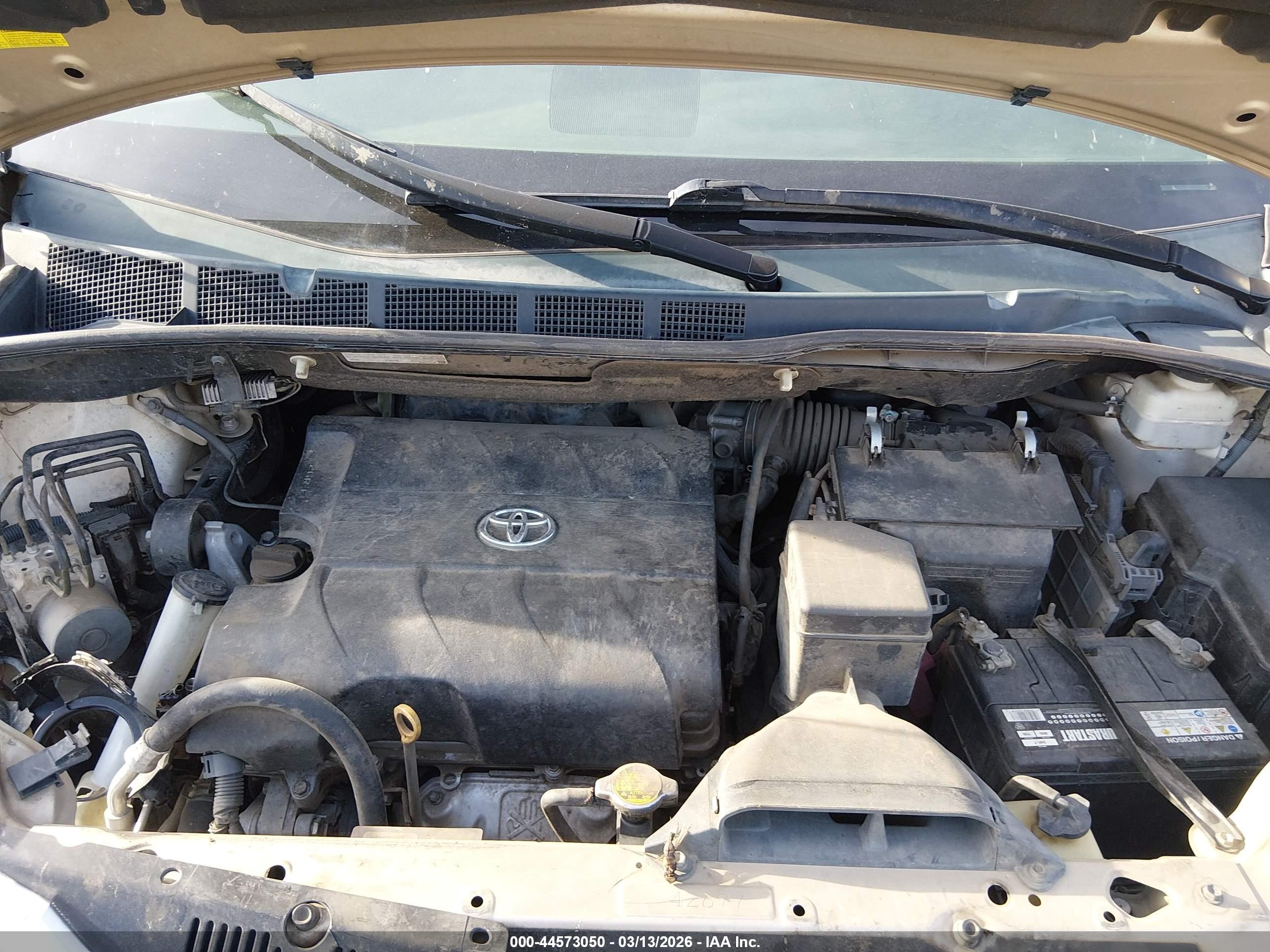TOYOTA SIENNA image 10
