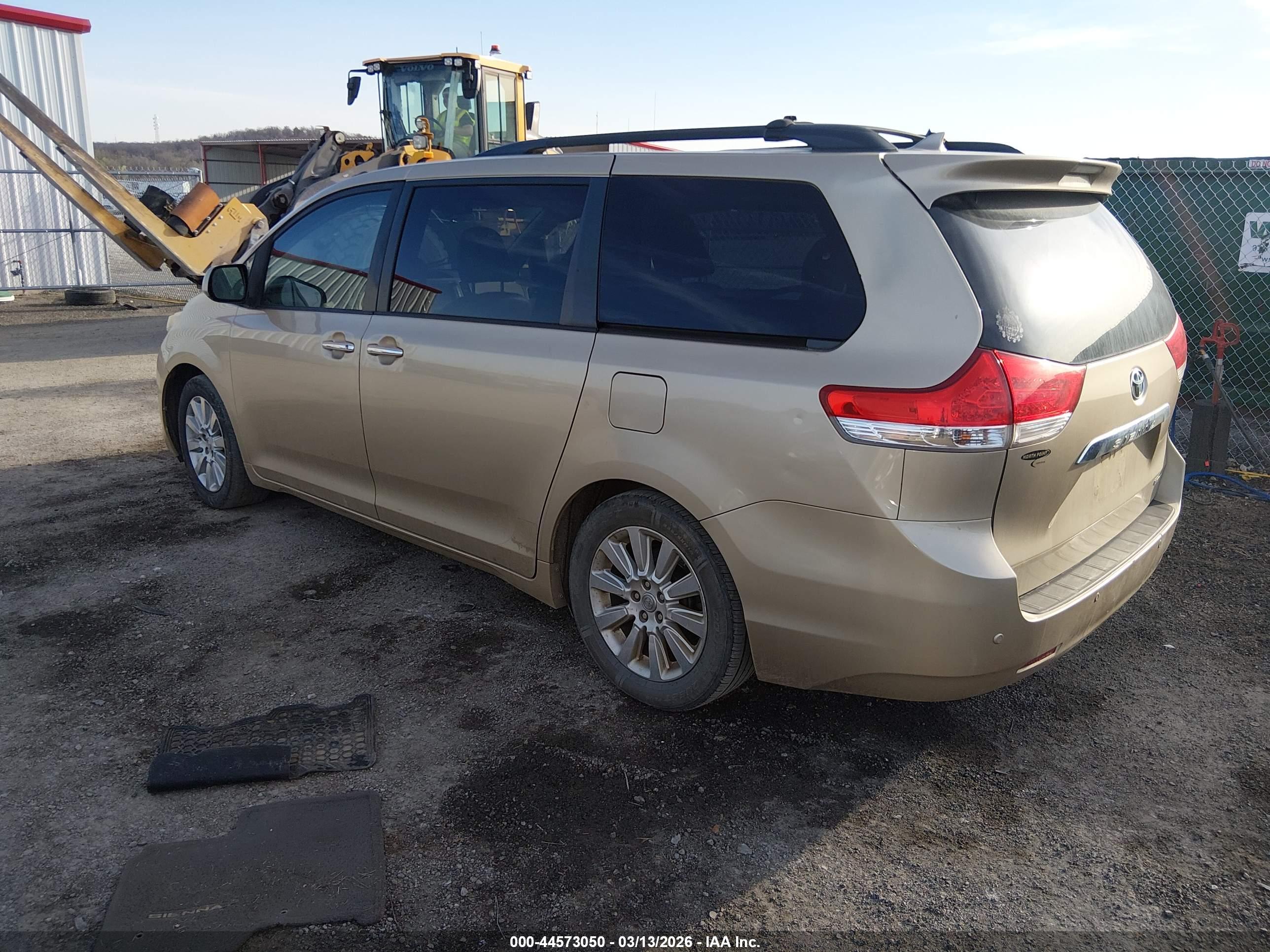 TOYOTA SIENNA image 3