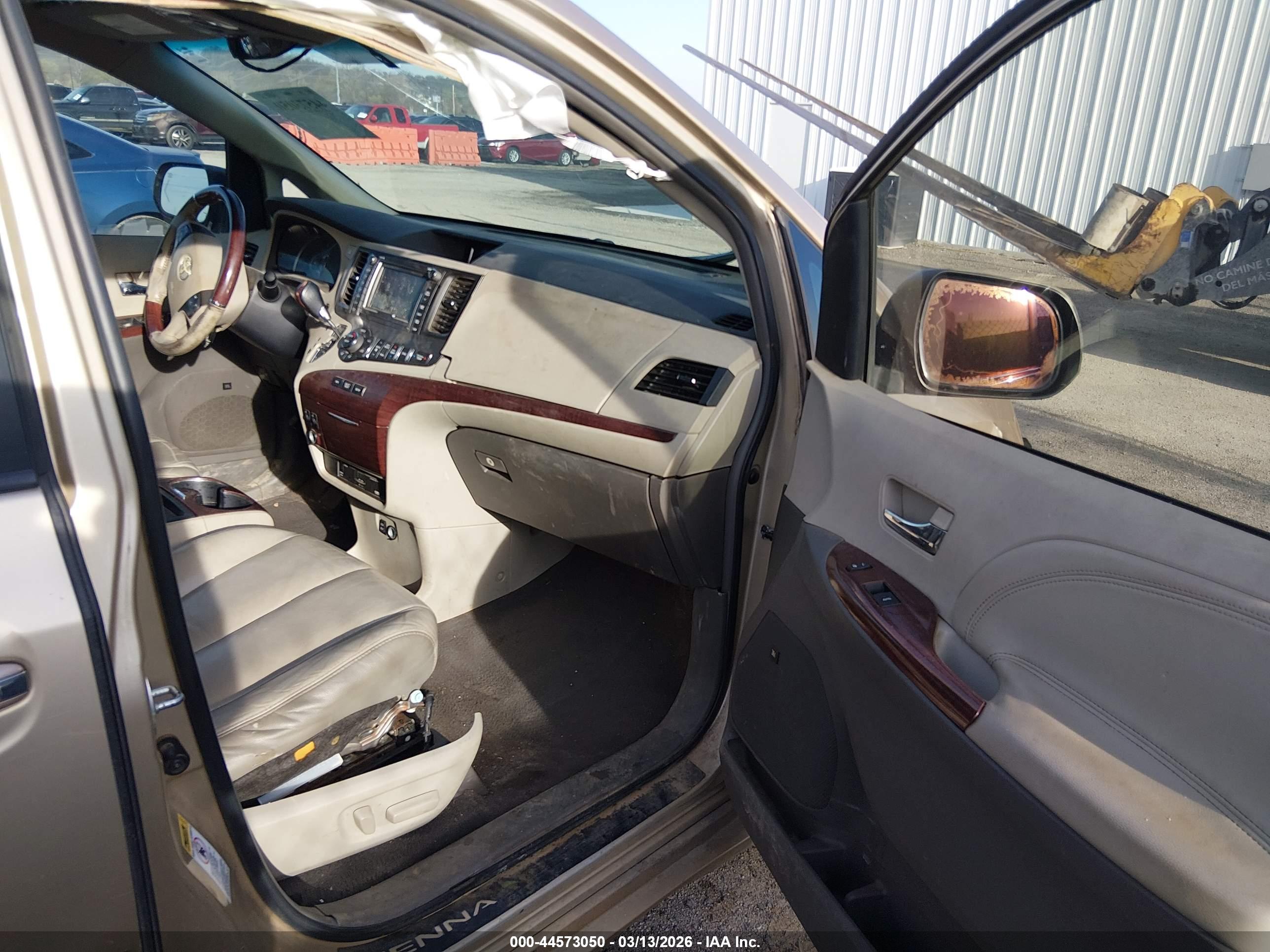 TOYOTA SIENNA image 5