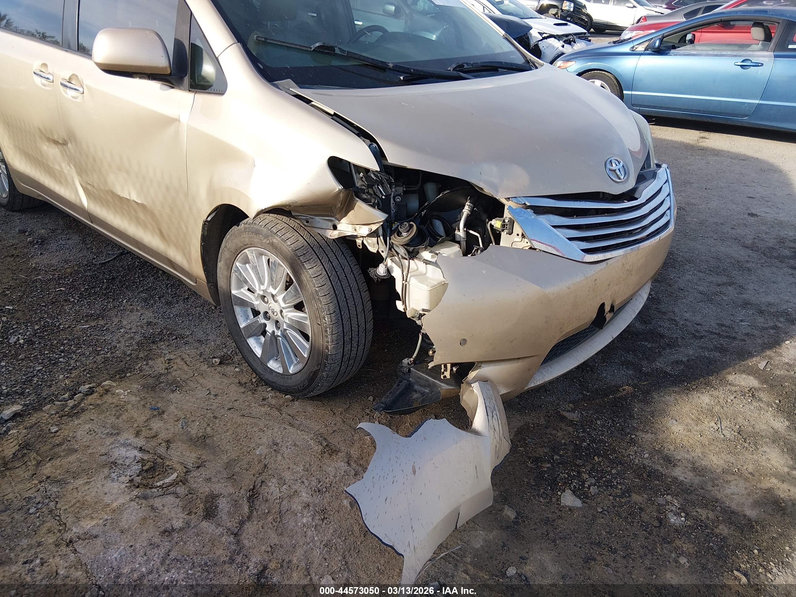 TOYOTA SIENNA image 6