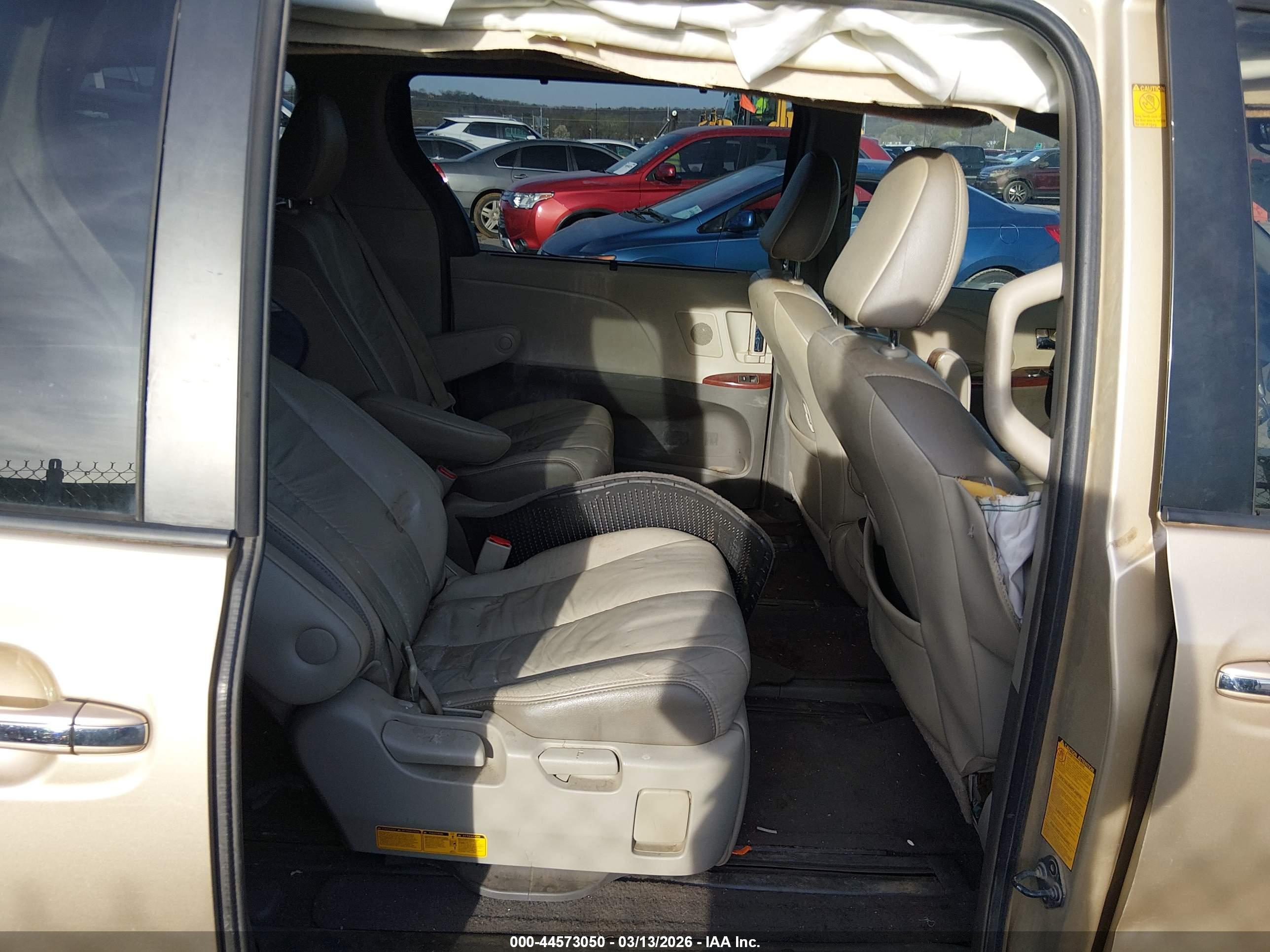 TOYOTA SIENNA image 8