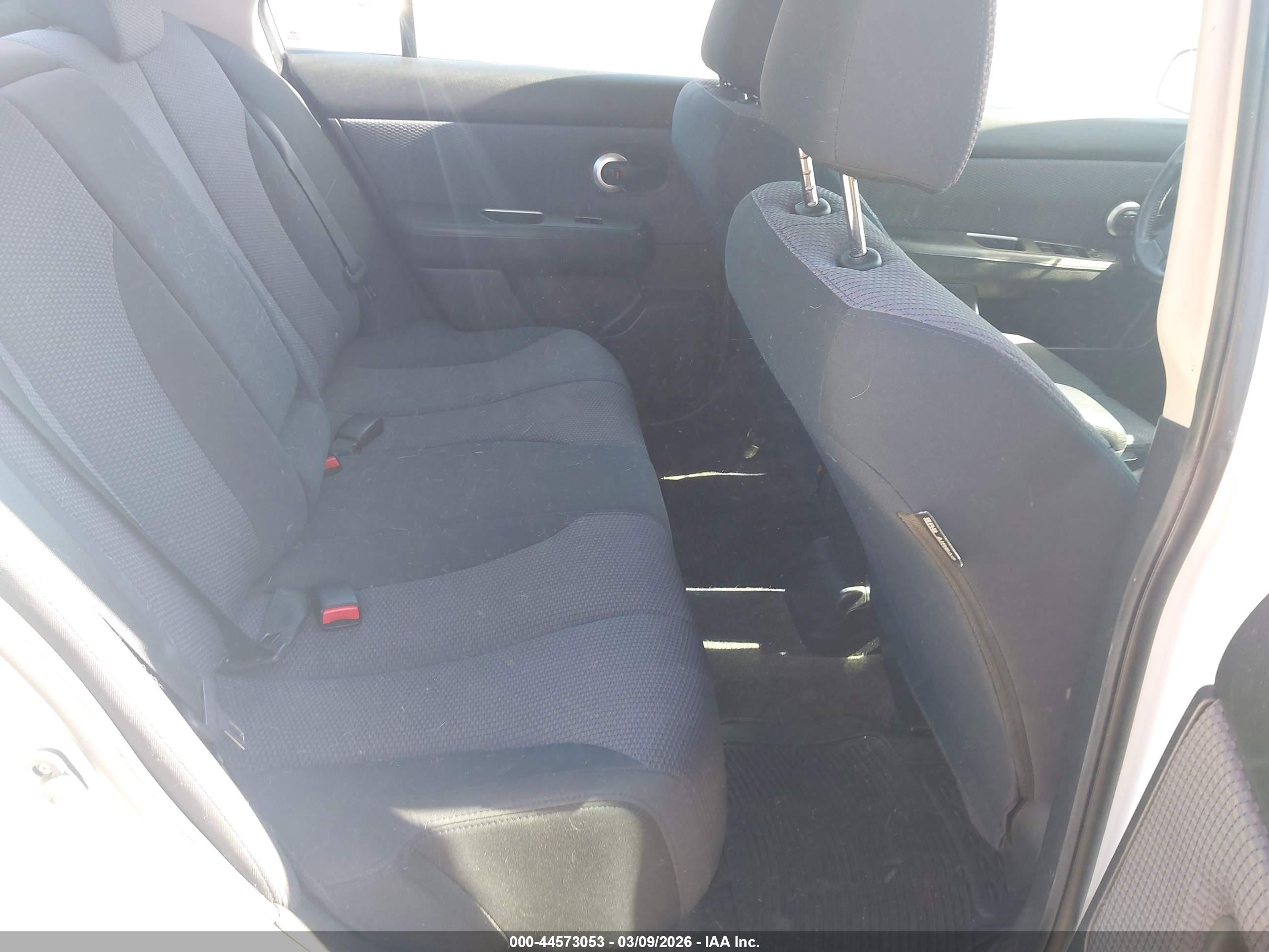 NISSAN VERSA image 8