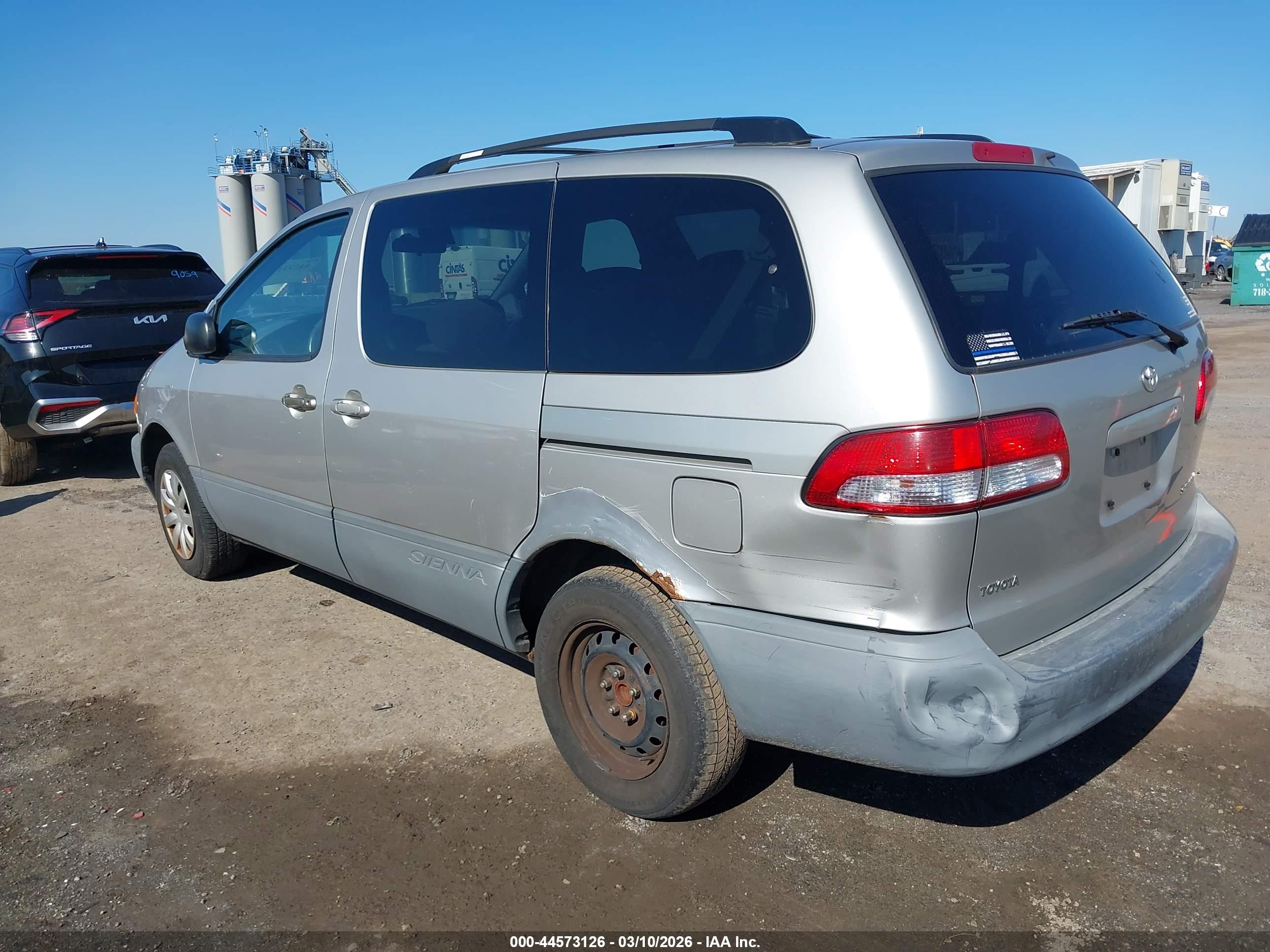 TOYOTA SIENNA image 6