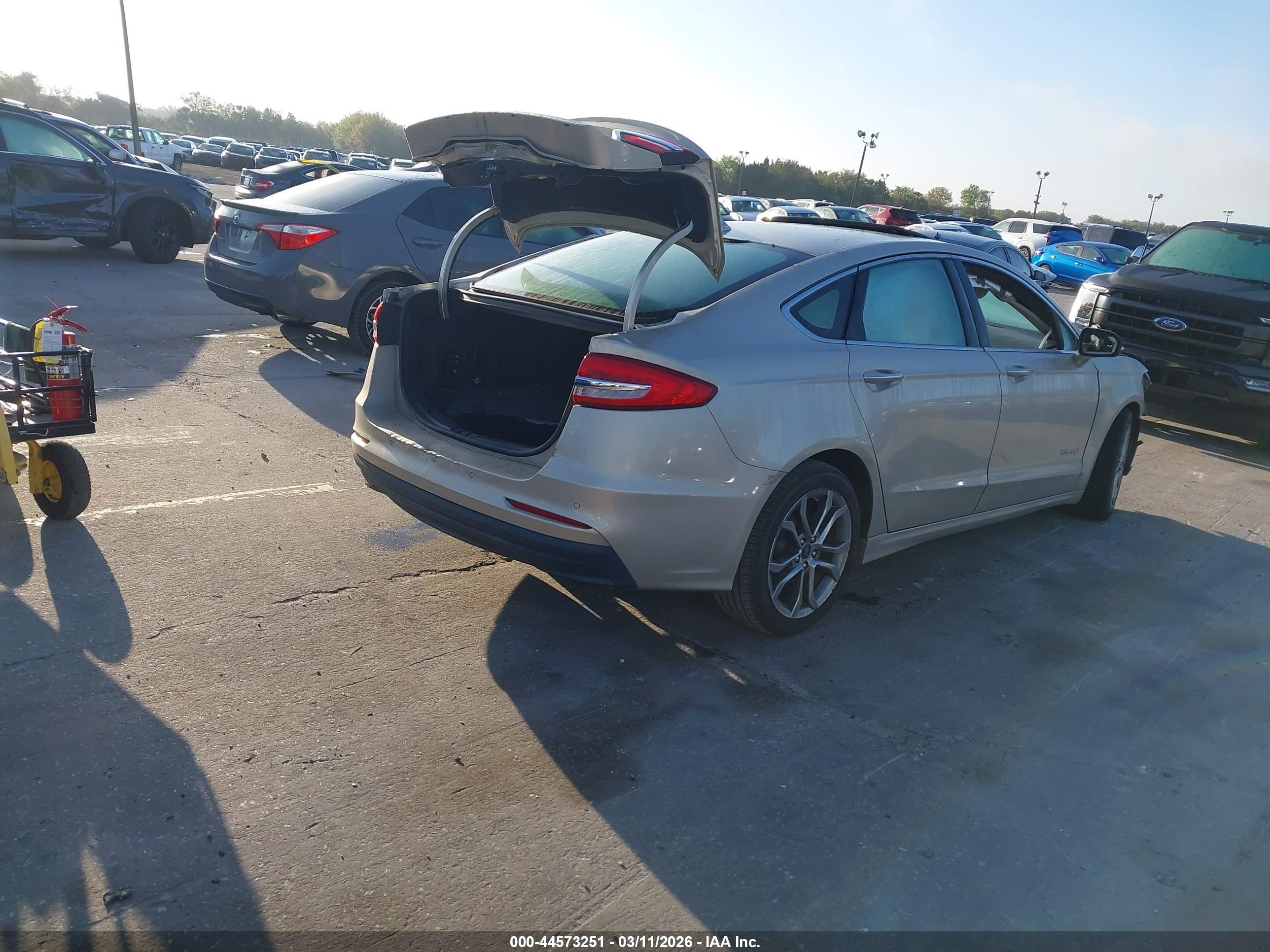 FORD FUSION image 4