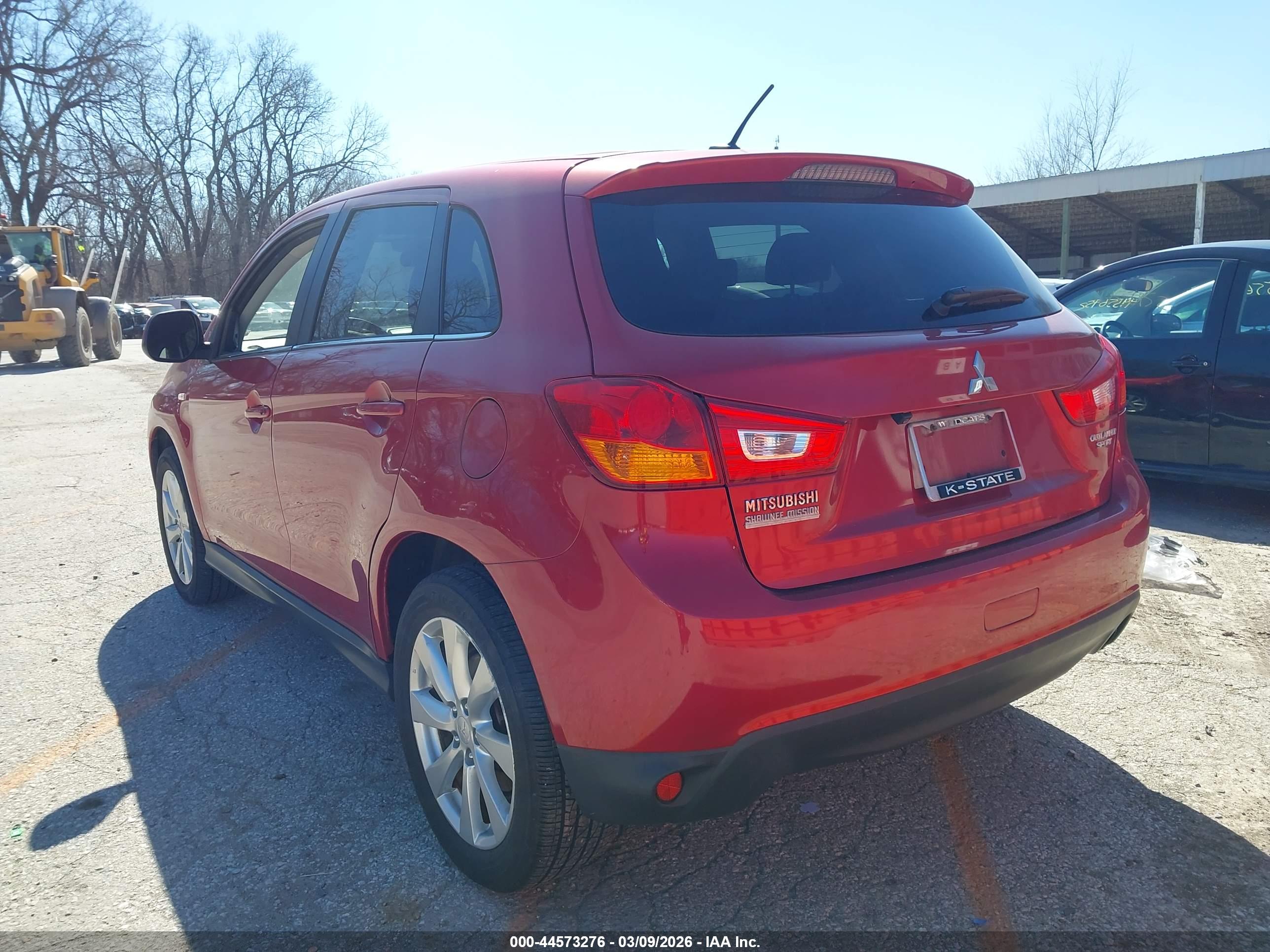 MITSUBISHI OUTLANDER image 3