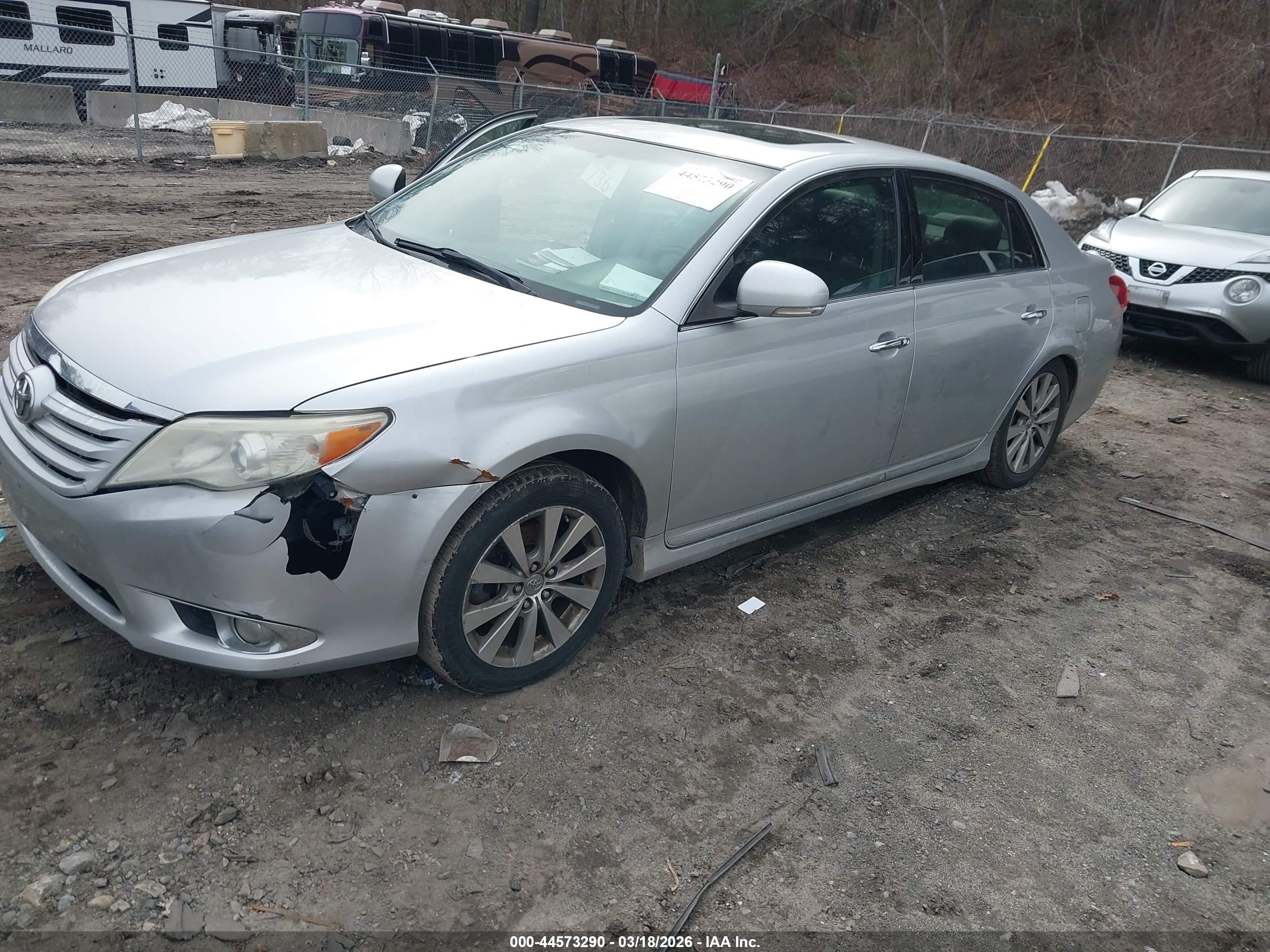 TOYOTA AVALON image 2