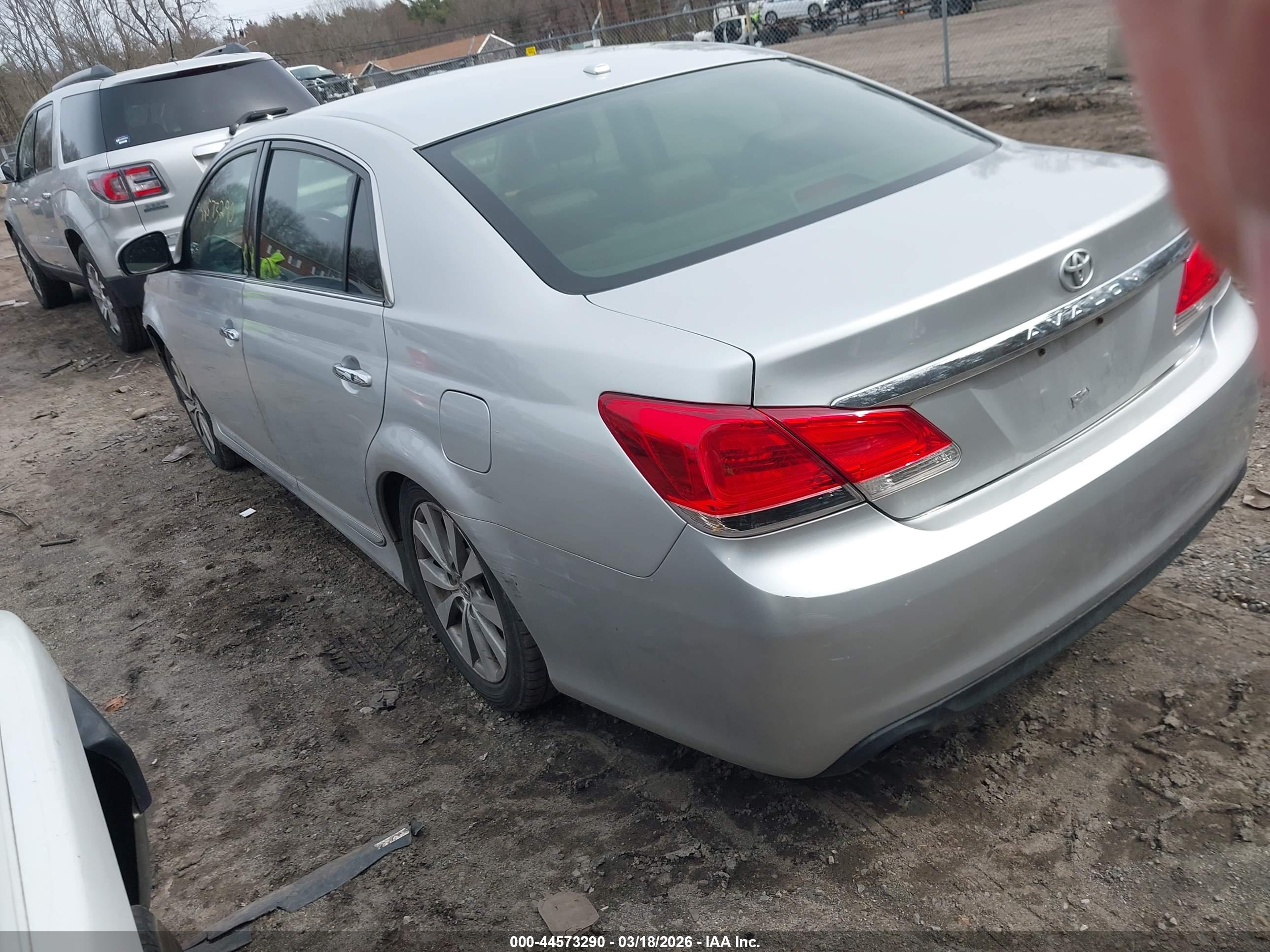 TOYOTA AVALON image 3