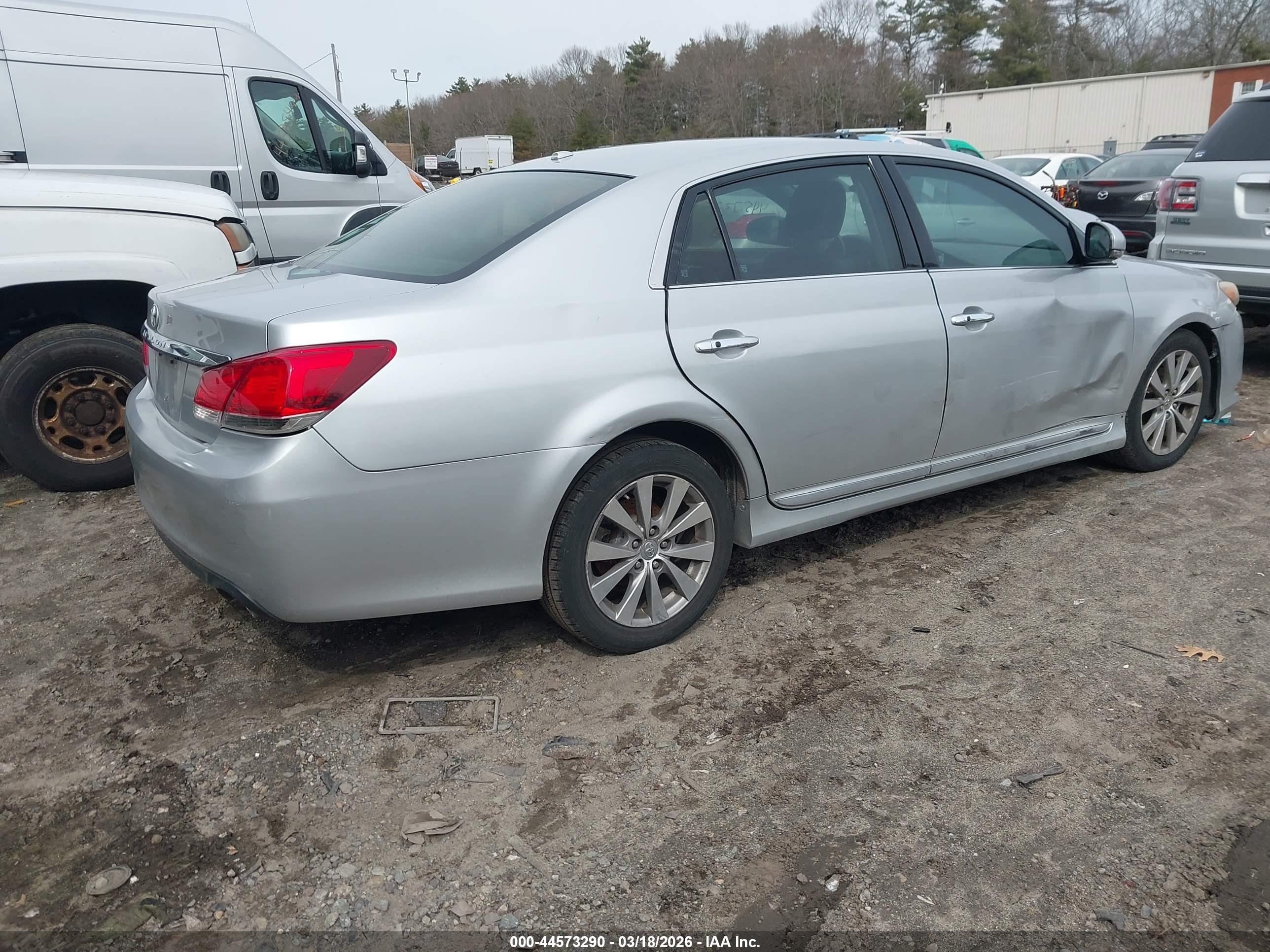 TOYOTA AVALON image 4