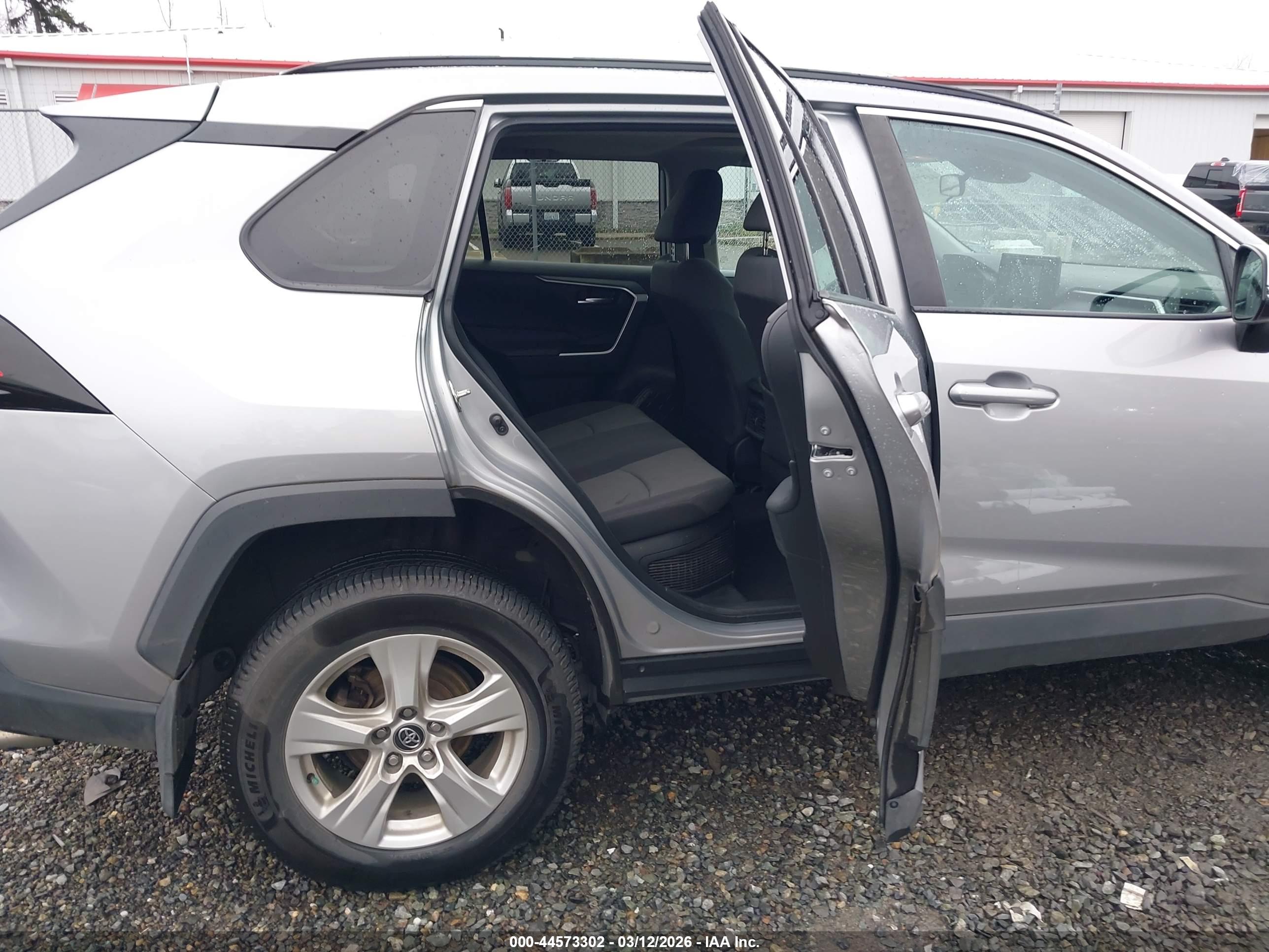 TOYOTA RAV4 image 8