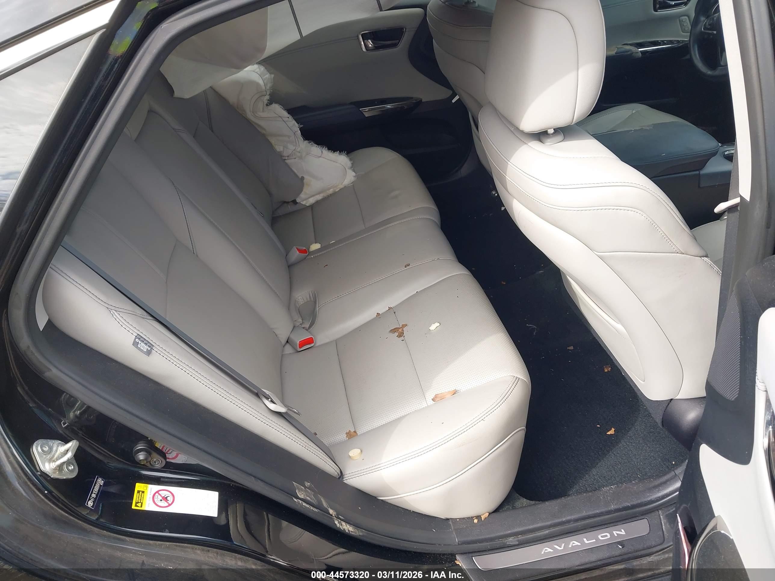 TOYOTA AVALON image 8